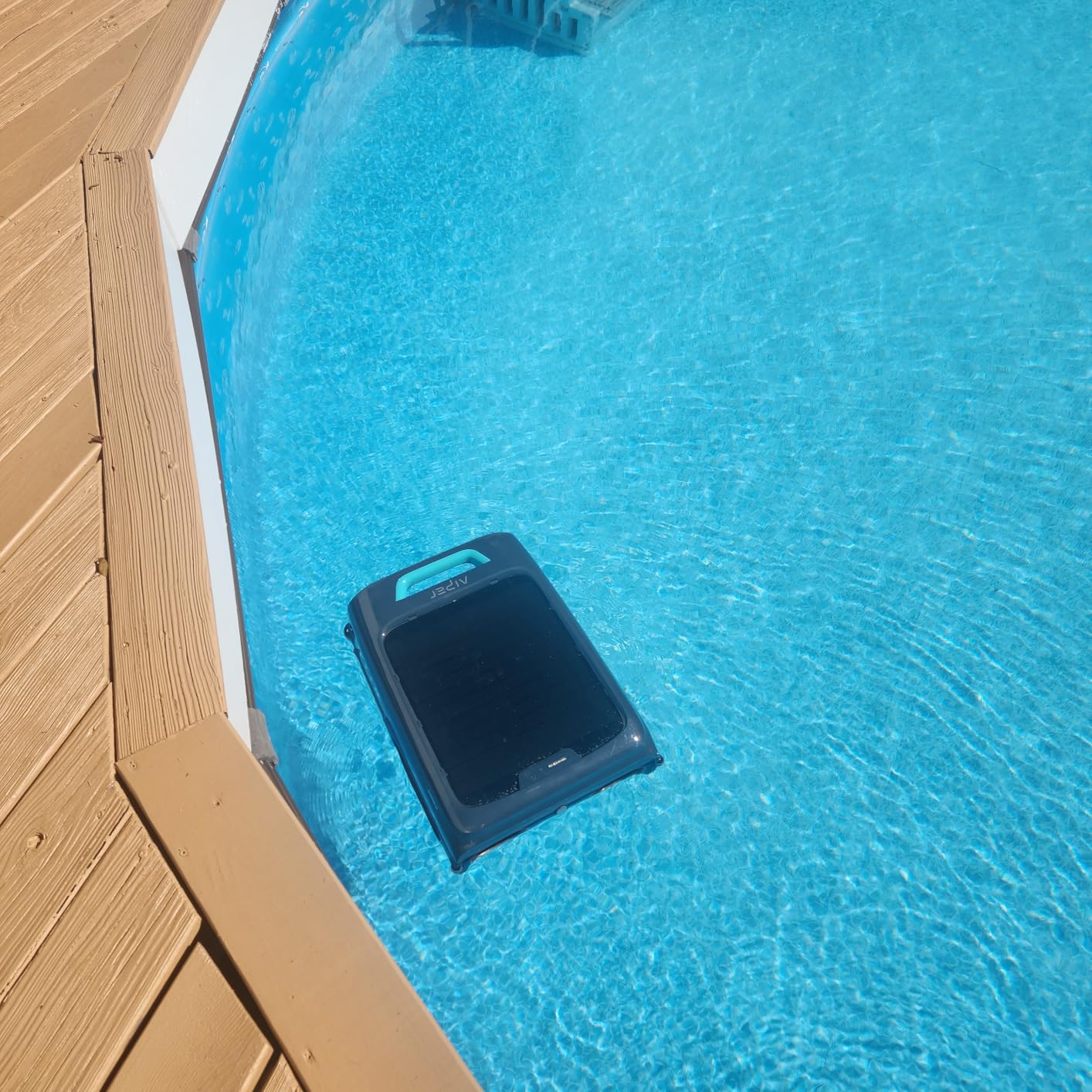 AIPER Surfer S2 Robotic Solar Pool Skimmer with APP Support, 24/7 Cleaning, Dual Charging Modes, Smart Obstacle Avoidance, Ideal for Most Swimming Pool Types - Customer Photo 1
