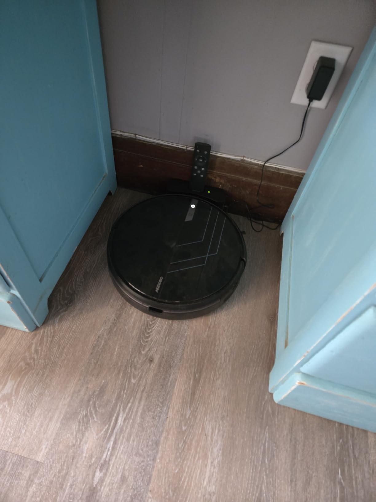AIRROBO Robot Vacuum and Mop, 3000Pa Powerful Suction Robot Vacuum Cleaner with Self-Charging, Wi-Fi/App/Voice Control, Advanced Obstacle Avoidance, Slim Design, Ideal for Pet Hair, Hard Floor,Carpet - Customer Photo 1