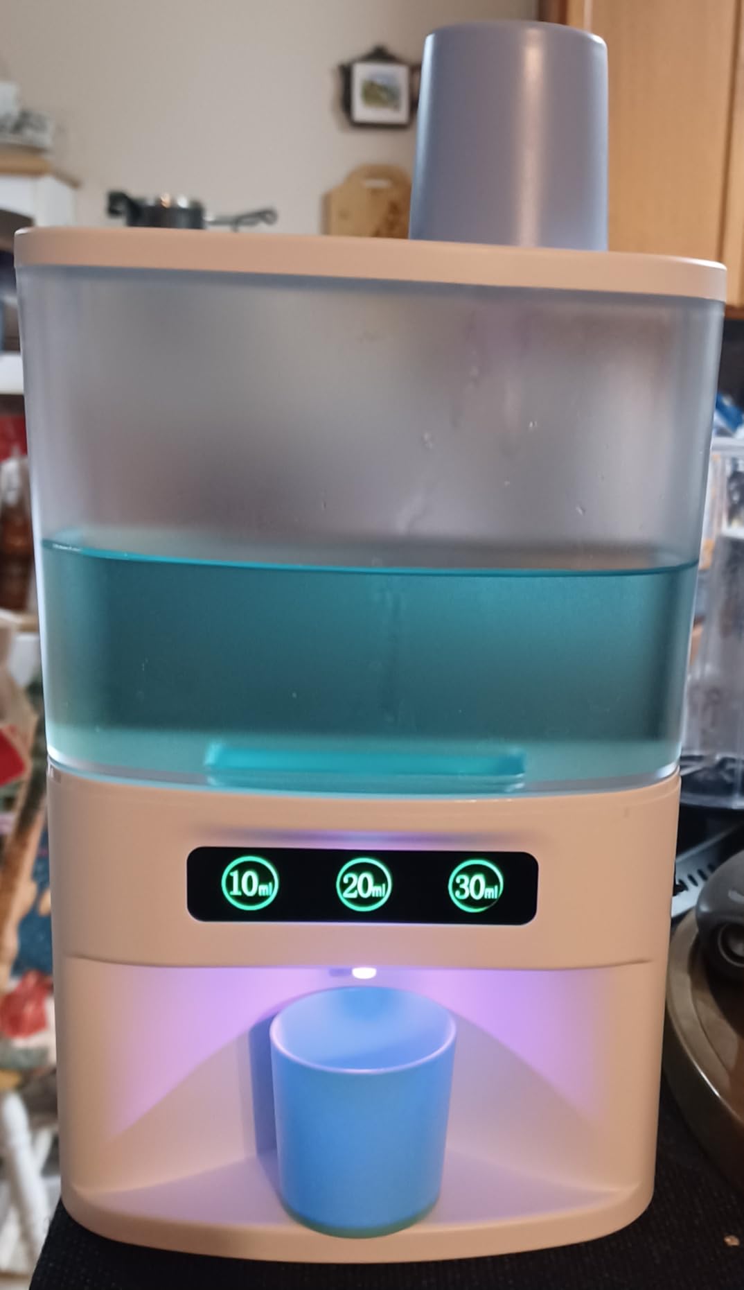 Automatic Mouthwash Dispenser for Bathroom,550 ML(19.36 FL OZ) Capacity 2600mAh Battery Extra-Long Standby Time Pump Silent Mouthwash Dispenser with Two Cups,Suitable for All Age Groups - Customer Photo 3
