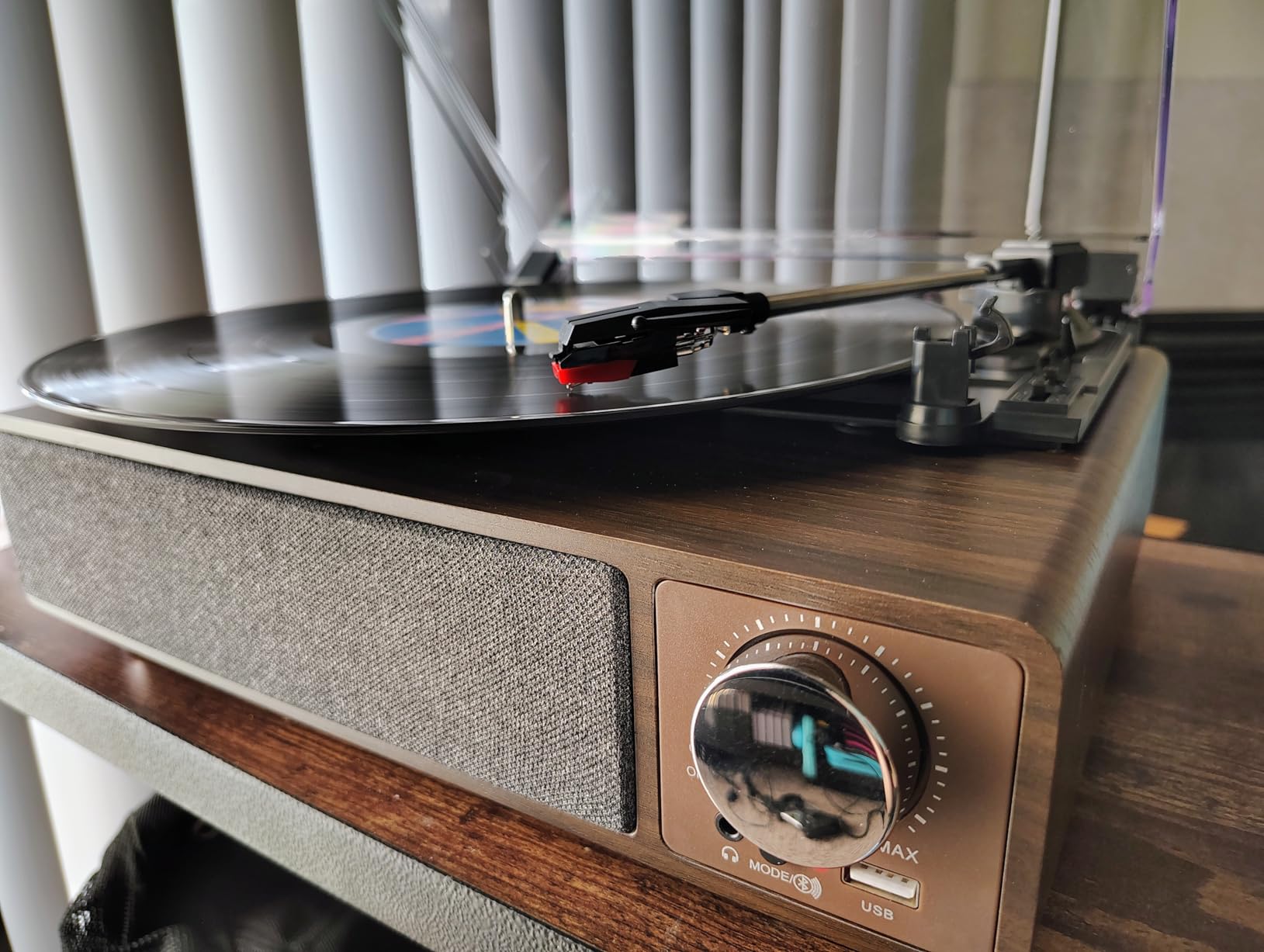 MONODEAL Vinyl Record Player with Speakers,MONODEAL 3-Speed Turntable for Vinyl Records with Bluetooth Transmitter,Auto Stop,RCA Output/USB/Headphone Jacks,Vintage Record Player Wooden Design - Customer Photo 1 - RosenberryRooms