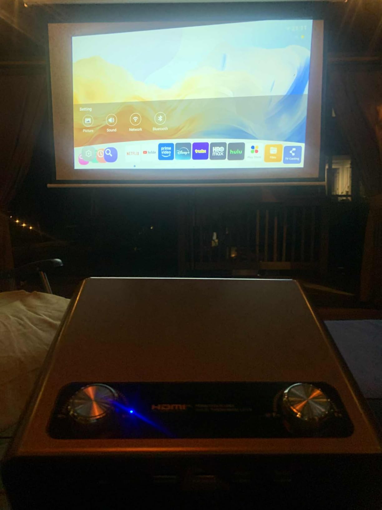 2000 ANSI Netflix Officially Licensed 4K Full HD Outdoor Projector, HAPPRUN Projector with Wifi and Bluetooth, Built-in Apps, Auto Focus, Smart Projector for Movie/Home Theater/Indoor/PS5/PC/Phone - Customer Photo 3