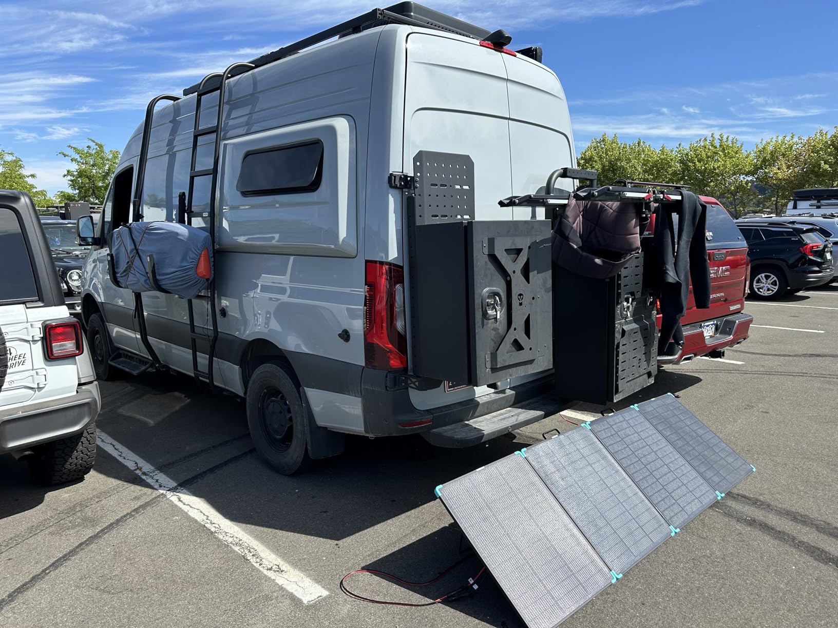 Renogy 100 Watt Solar Panel Suitcase, N-Type 100W Portable Foldable Solar Panels, 25% High Efficiency with 19% Lighter, Fast Setup with Kickstands, IP67 Waterproof for RV, Camping, Off-Grid, Blackouts - Customer Photo 1