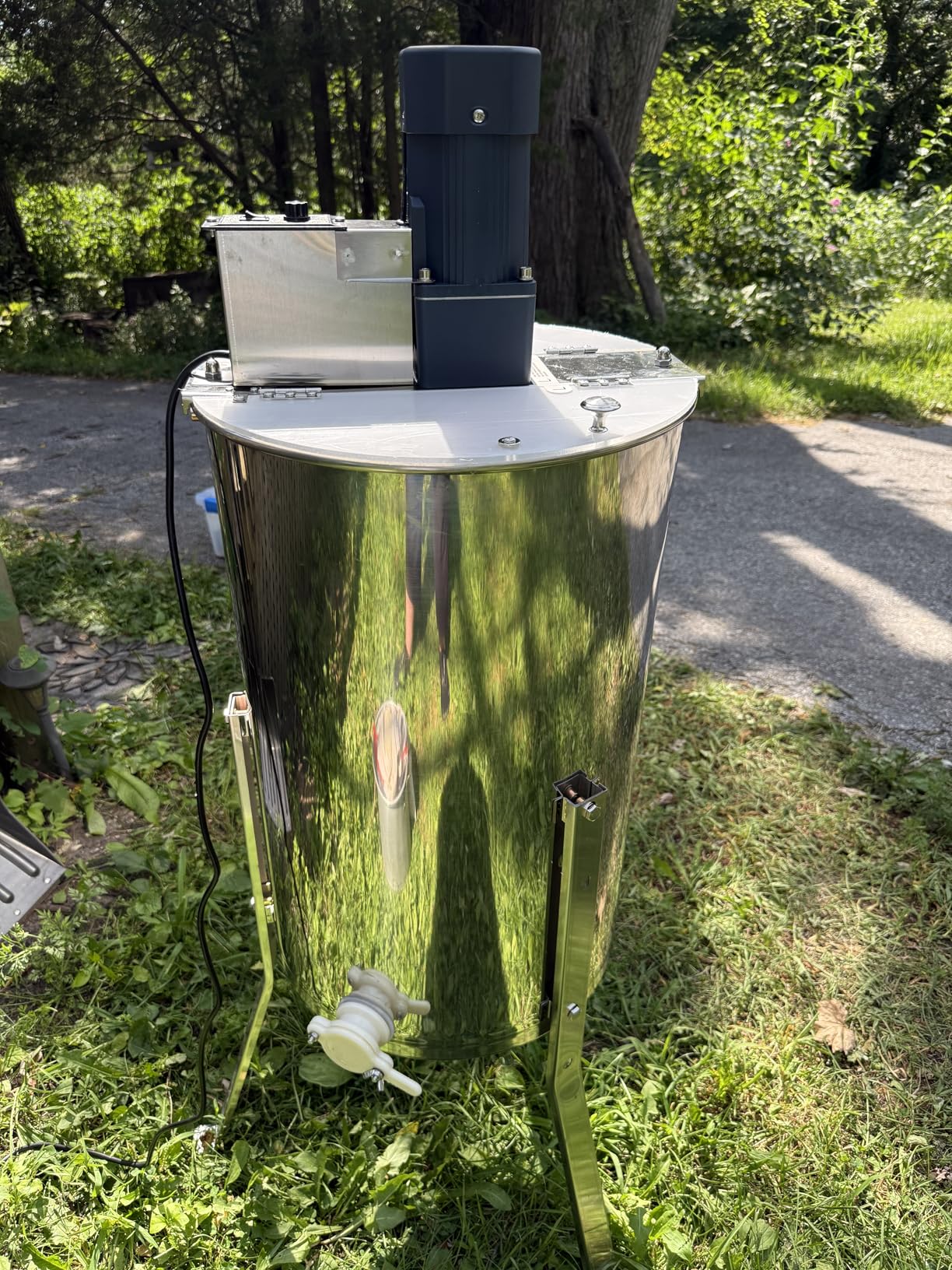 VEVOR Electric Honey Extractor, 6 Frame Honey Extractor with Transparent Lid, 140W Stainless Steel Honeycomb Drum Spinner, Height Adjustable, Honeycomb Extraction Equipment for Beekeeping - Customer Photo 1