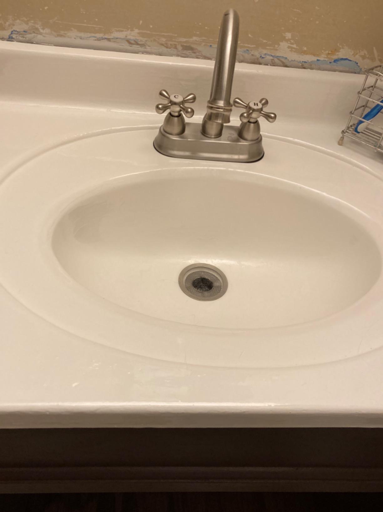 Rust-Oleum 7860519 Tub And Tile Refinishing 2-Part Kit, White 32 Fl Oz (Pack of 1) - Customer Photo 1