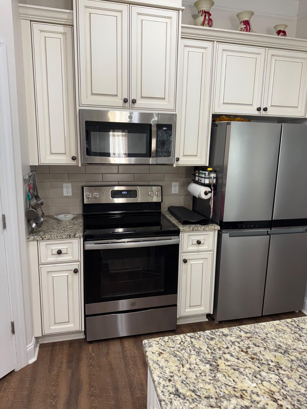 Black Diamond Stoneworks GRANITE PLUS! 2 in 1 Cleaner & Sealer for Granite, Marble, Travertine, Limestone, Ready to Use! 32 Fl Oz Customer Review Black Diamond Stoneworks GRANITE PLUS! 2 in 1 Cleaner & Sealer for Granite, Marble, Travertine, Limestone, Ready to Use! 32 Fl Oz - Customer Photo 4