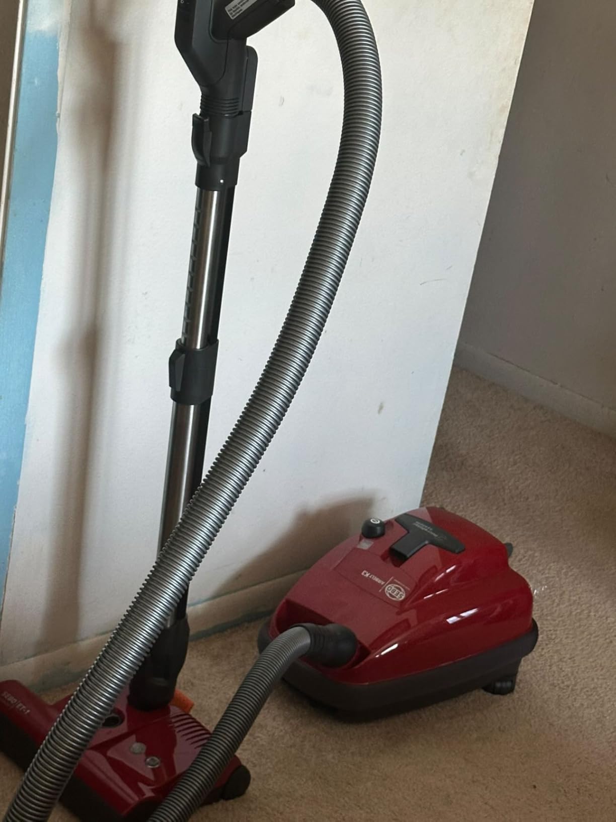 SEBO 9687AM AIRBELT K3 Premium Canister Vacuum Cleaner with 7-Year Motor Warranty, Comes with Powerful ET-1 Powerhead for Pets and Carpeting + Parquet Brush, 37-Foot Operating Radius, Made in Germany - Customer Photo 2