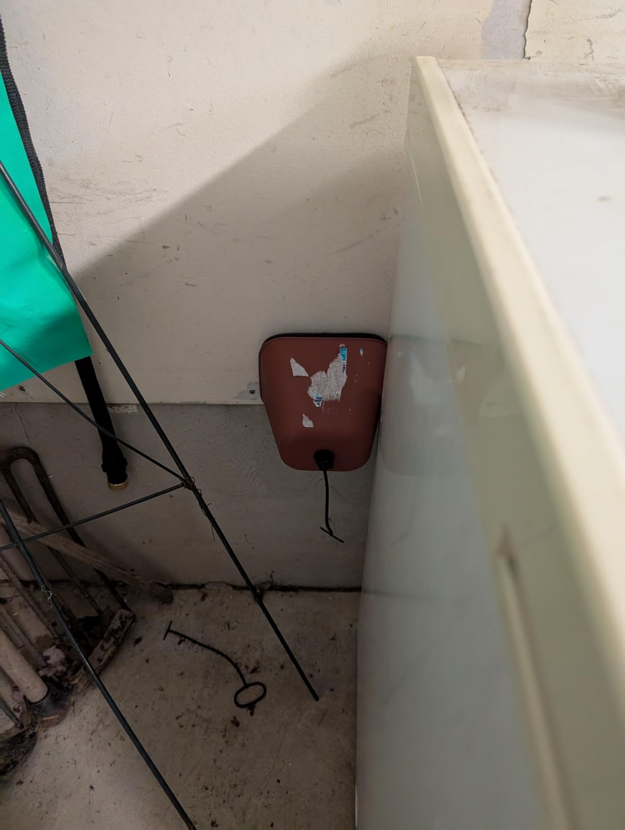 Thermwell Frost King FC2 Plastic Faucet Cover, Rectangular, Single, Dark Red Customer Review Thermwell Frost King FC2 Plastic Faucet Cover, Rectangular, Single, Dark Red - Customer Photo 2