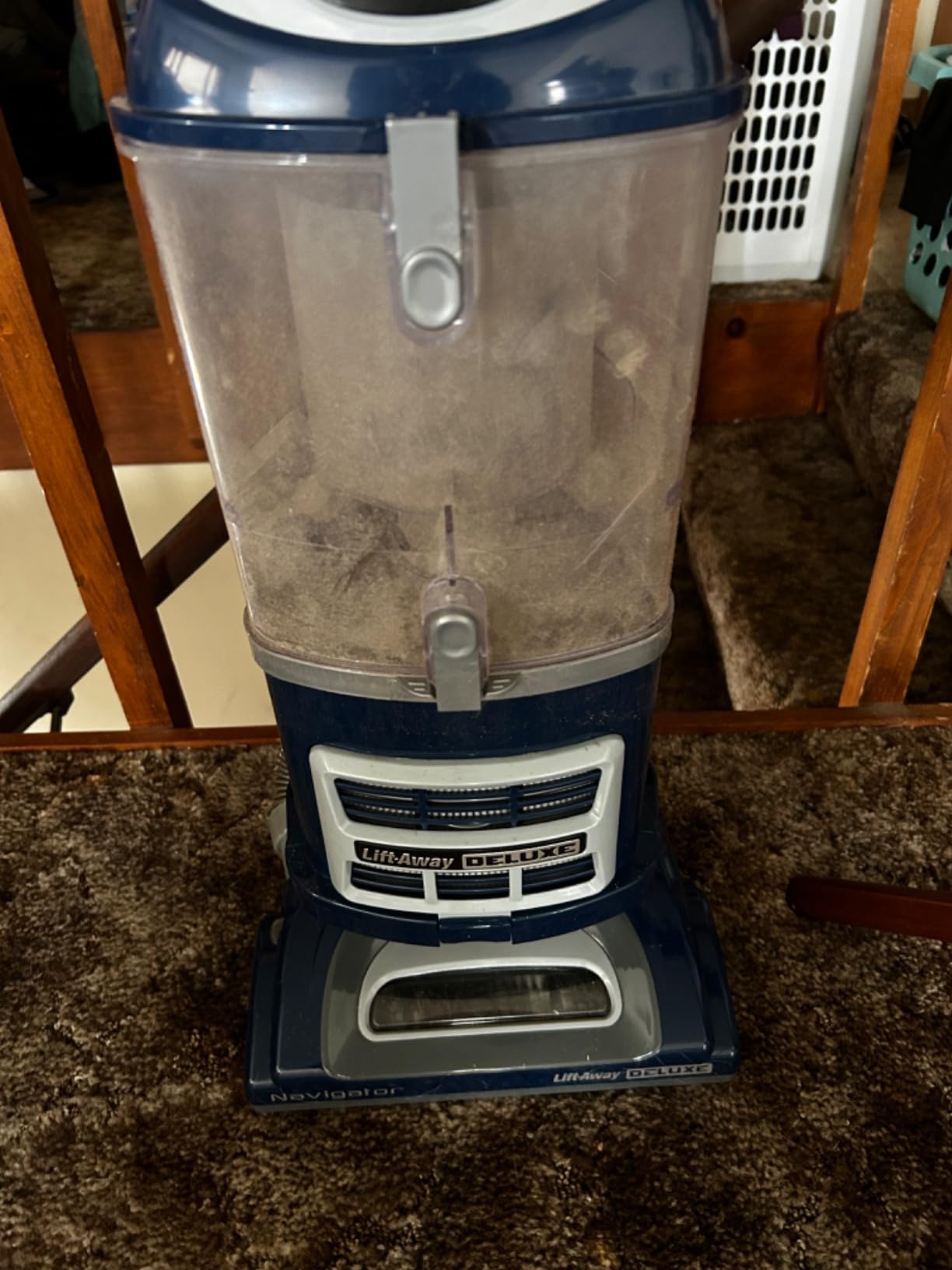 Shark | Upright Vacuum Cleaner | Navigator Lift-Away | Swivel Steering | HEPA Filter | Vacuum for Pet Hair | Crevice Tool & Dusting Brush Included | For Carpets & Hard Floors | White/Silver | NV356E - Customer Photo 2