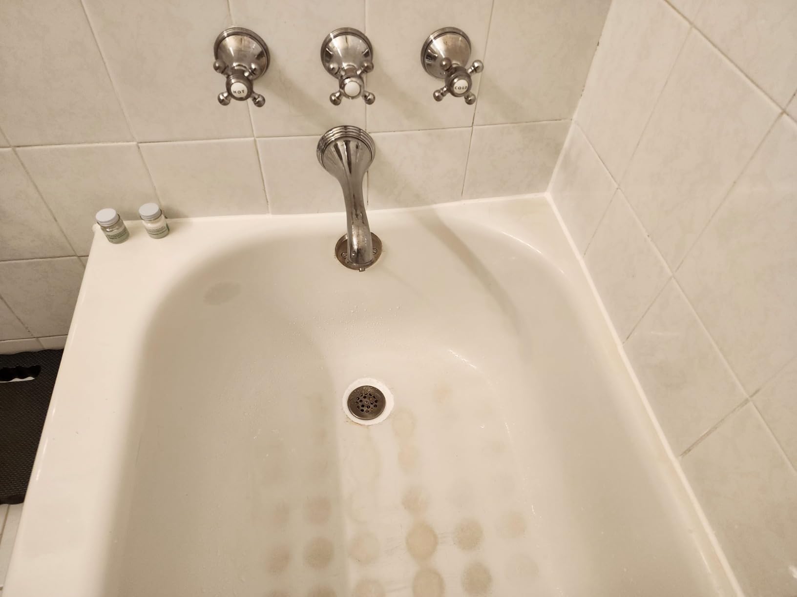 Rust-Oleum Tub & Tile Paint 244166 Specialty Kit Tub and Tile Touch Up, White, 2 Piece Set, 0.45 Oz - Customer Photo 1