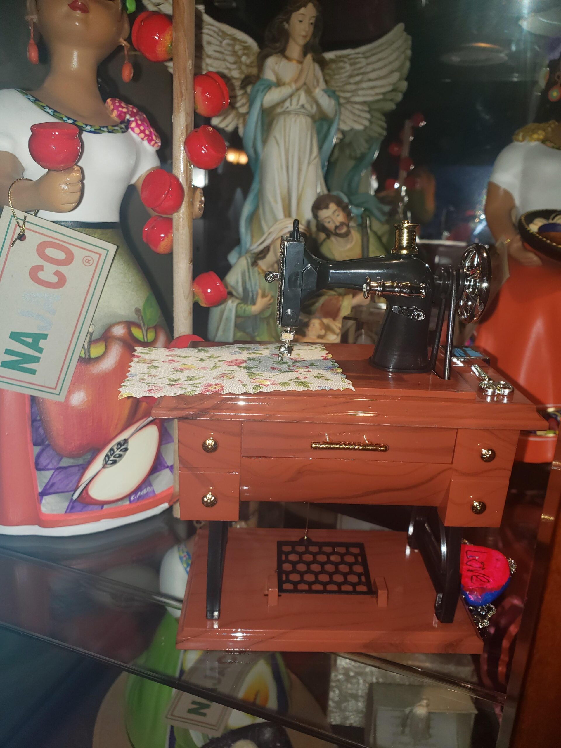 Artyea Vintage Mini Sewing Machine Style Plastic Music Box Table Desk Decoration Toy Gift for Kid Children, brown - Customer Photo 2