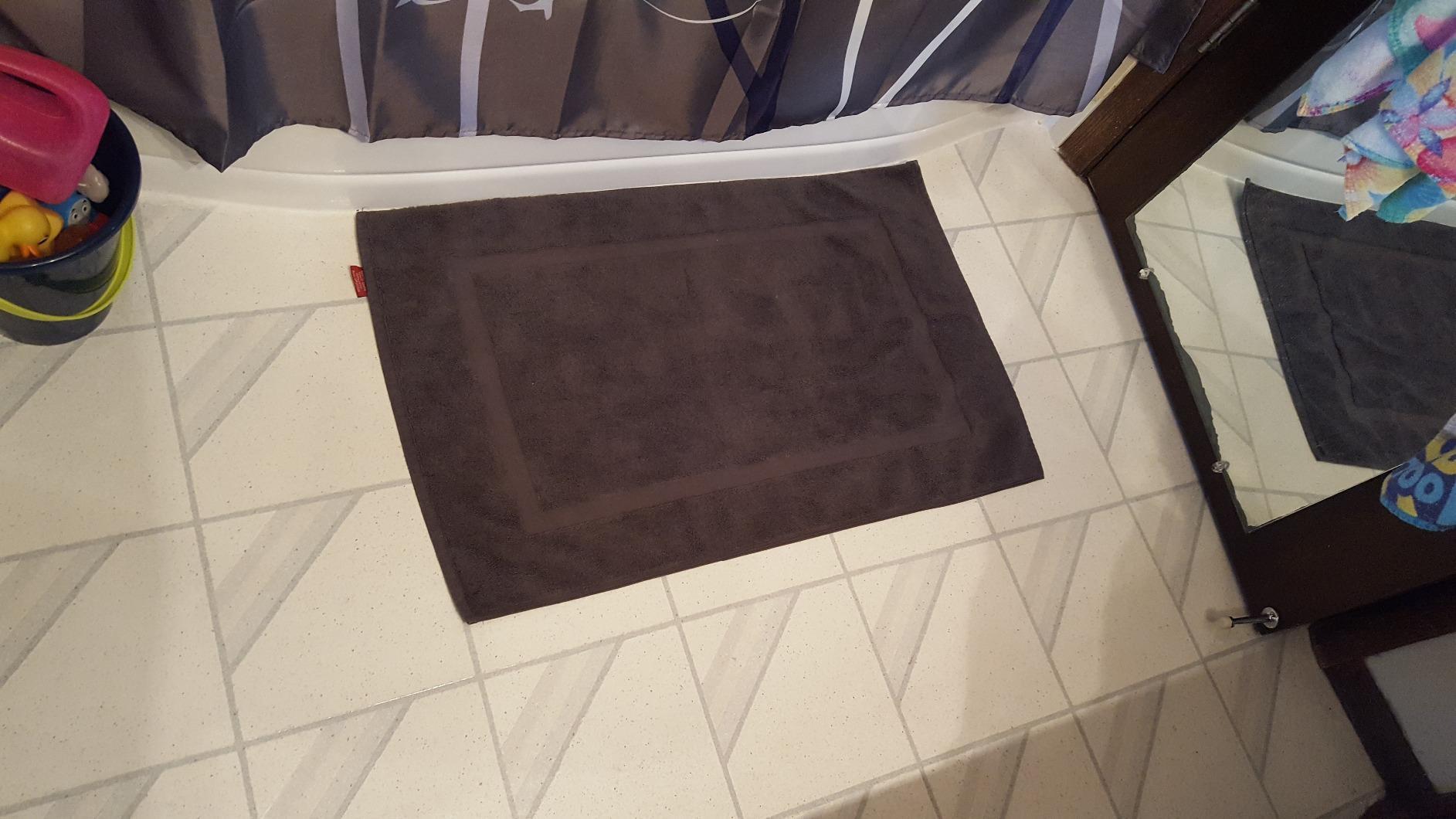 Utopia Towels Cotton Banded Rug, Bath Mats, Not a Bathroom Rug, 21 by 34 Inches, 100% Ring Spun Cotton, Highly Absorbent Shower Bathroom Floor Mat, White, 2 Pack Customer Review Utopia Towels Cotton Banded Rug, Bath Mats, Not a Bathroom Rug, 21 by 34 Inches, 100% Ring Spun Cotton, Highly Absorbent Shower Bathroom Floor Mat, White, 2 Pack - Customer Photo 2