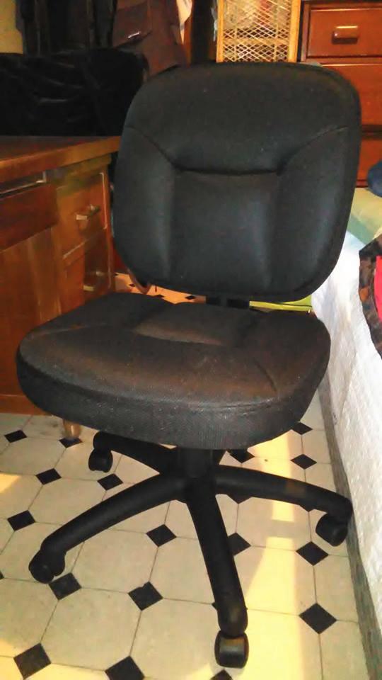 Amazon Basics Low-Back Armless Office Desk Chair with Back Support, Adjustable Height, 360 Degree Swivel, Fabric Upholstery, Rolling Wheels, Black customer photo 1
