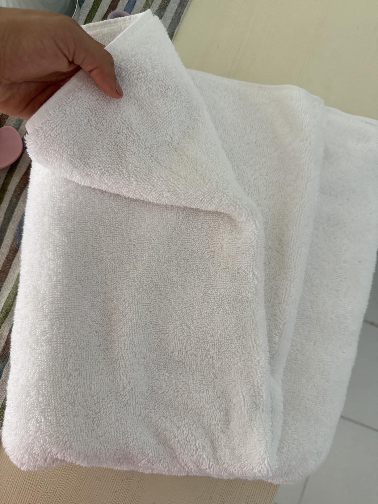 White Classic Luxury Bath Towels Set of 4 Large - 700 GSM Turkish Cotton Ultra Soft Bath Towels 27x54 | Highly Absorbent and Quick Dry | Hotel Towels for Bathroom Luxury, Plush Shower Towels, White Customer Review White Classic Luxury Bath Towels Set of 4 Large - 700 GSM Turkish Cotton Ultra Soft Bath Towels 27x54 | Highly Absorbent and Quick Dry | Hotel Towels for Bathroom Luxury, Plush Shower Towels, White - Customer Photo 2