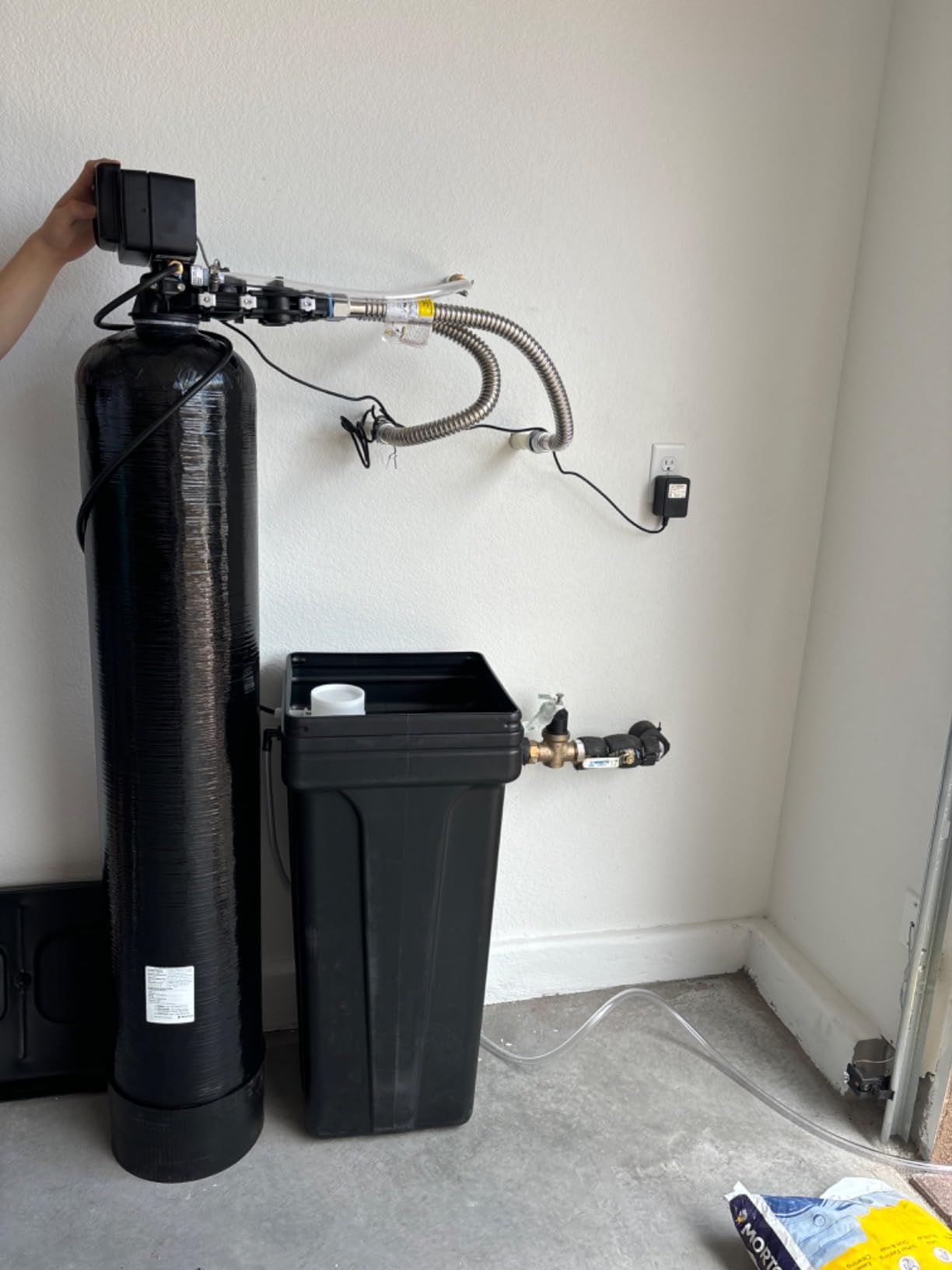 DURAWATER Fleck 5600 SXT Whole House Water Softener 48,000 Grains Ships Loaded with Resin in Tank, Black - Customer Photo 2