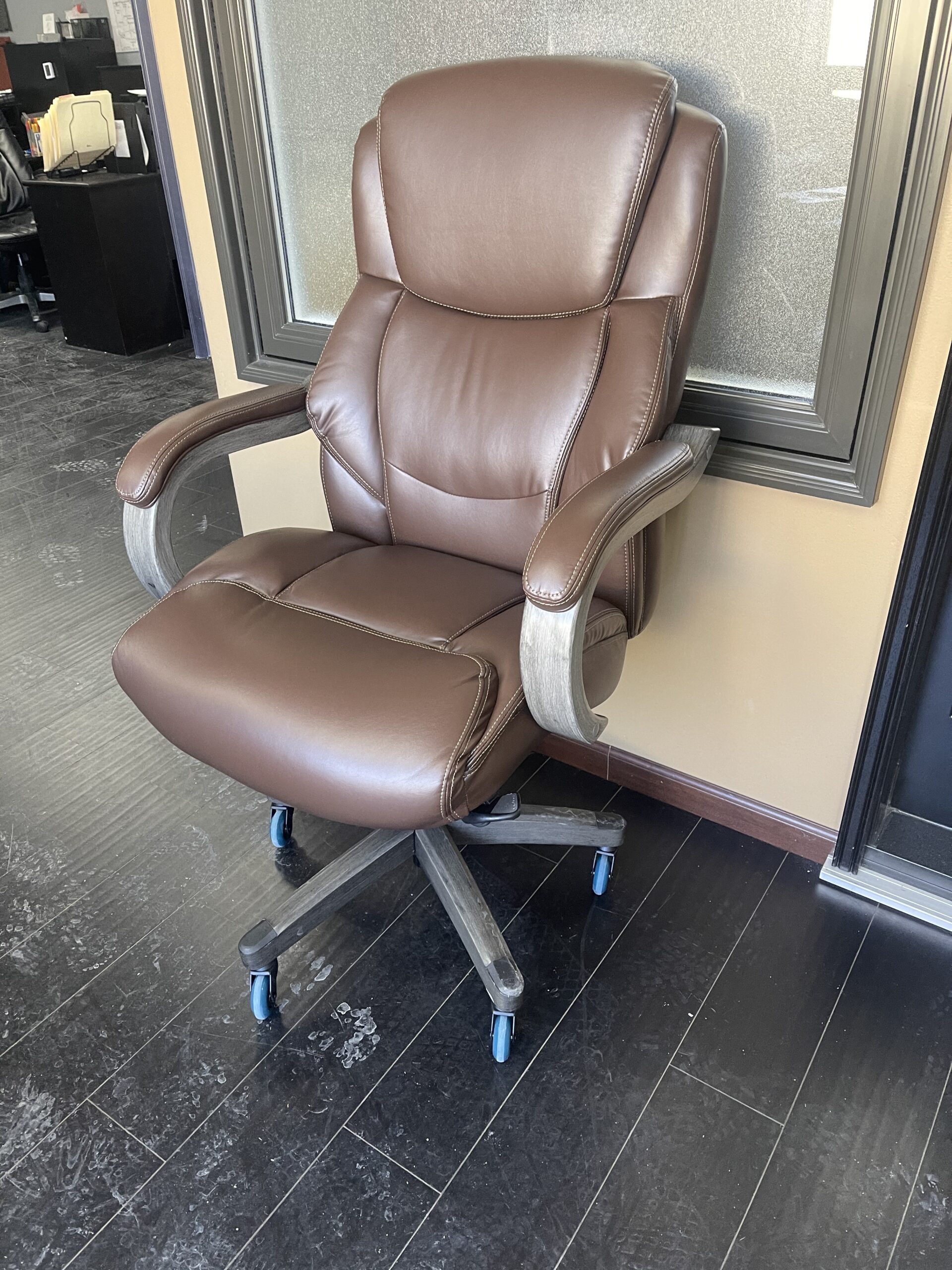La-Z-Boy Delano Big & Tall Executive Office Chair, Ergonomic Mid-Back Body Pillow Lumbar Support, ComfortCore Memory Foam Cushion, Mahogany Wood Arms & Swivel Base, Bonded Leather, Chestnut Brown - Customer Photo 2