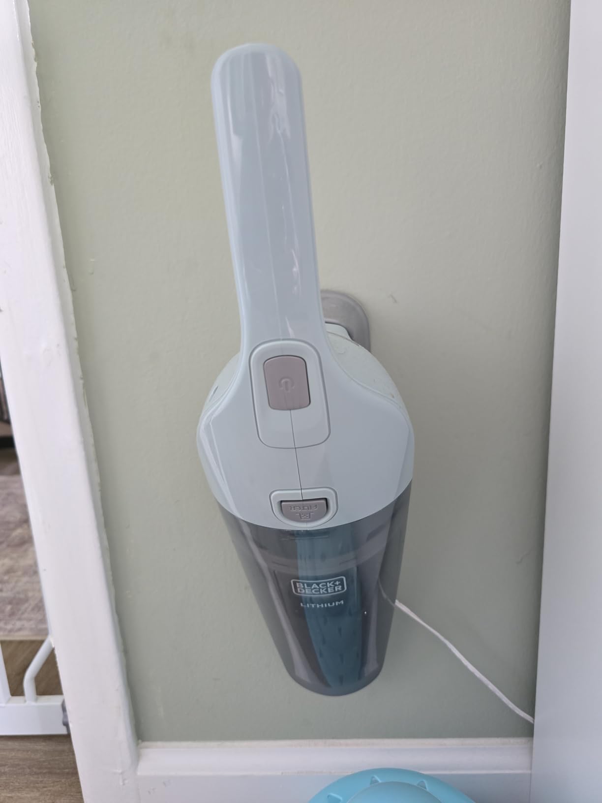 BLACK+DECKER Cordless Lithium Handheld Power Vacuum with Wall Mount Base and Charger, White (HNV220BCZ10FF) - Customer Photo 2