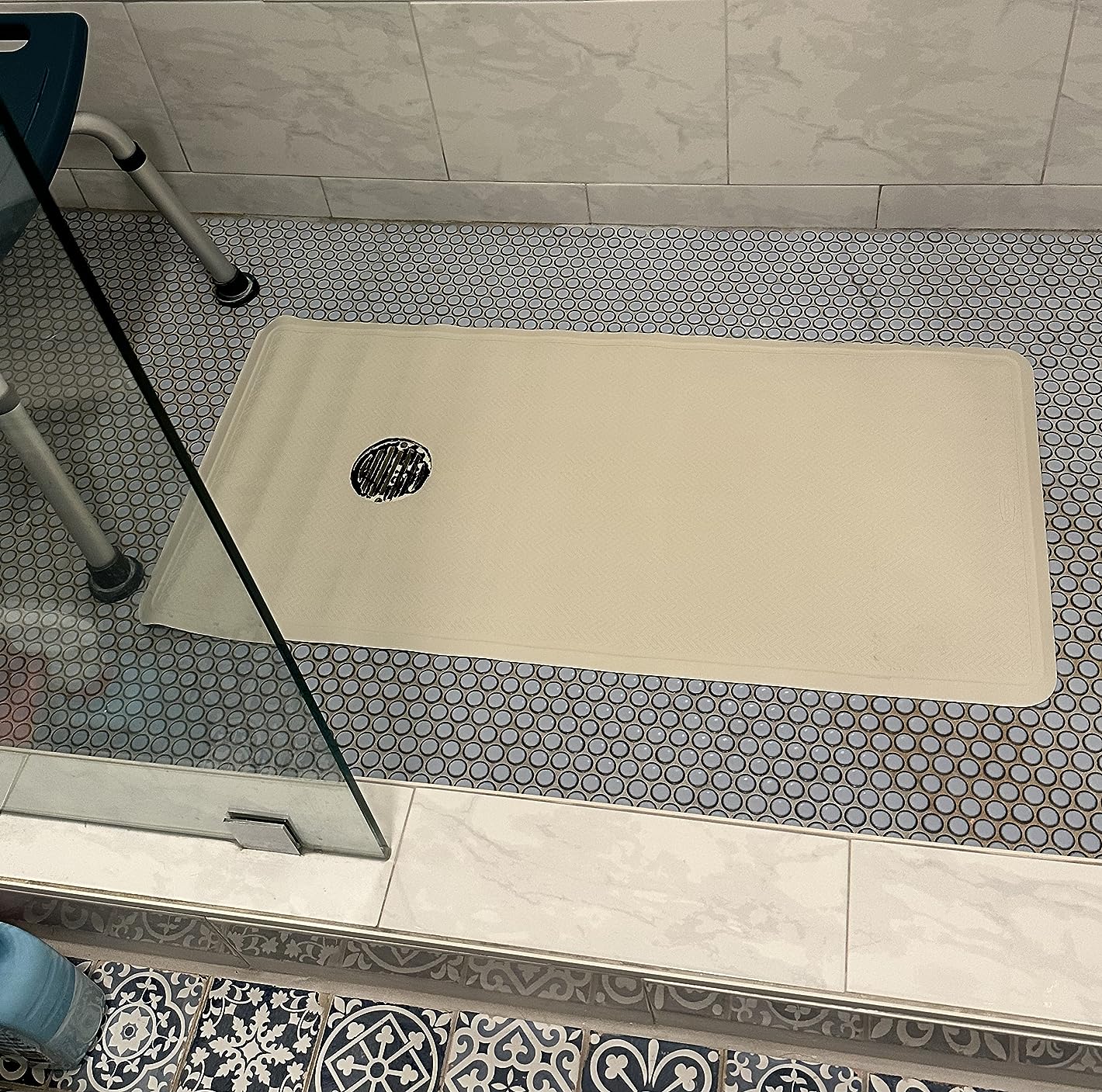 Rubbermaid Commercial Products Bath Tub and Shower Mat, 36-Inch X 18-Inch, White, Extra Long, Machine Washable, Safti-Grip Non-Slip Bathroom Mat with Suction Cups for Home/Hotel/Shower/Bathtub - Customer Photo 1
