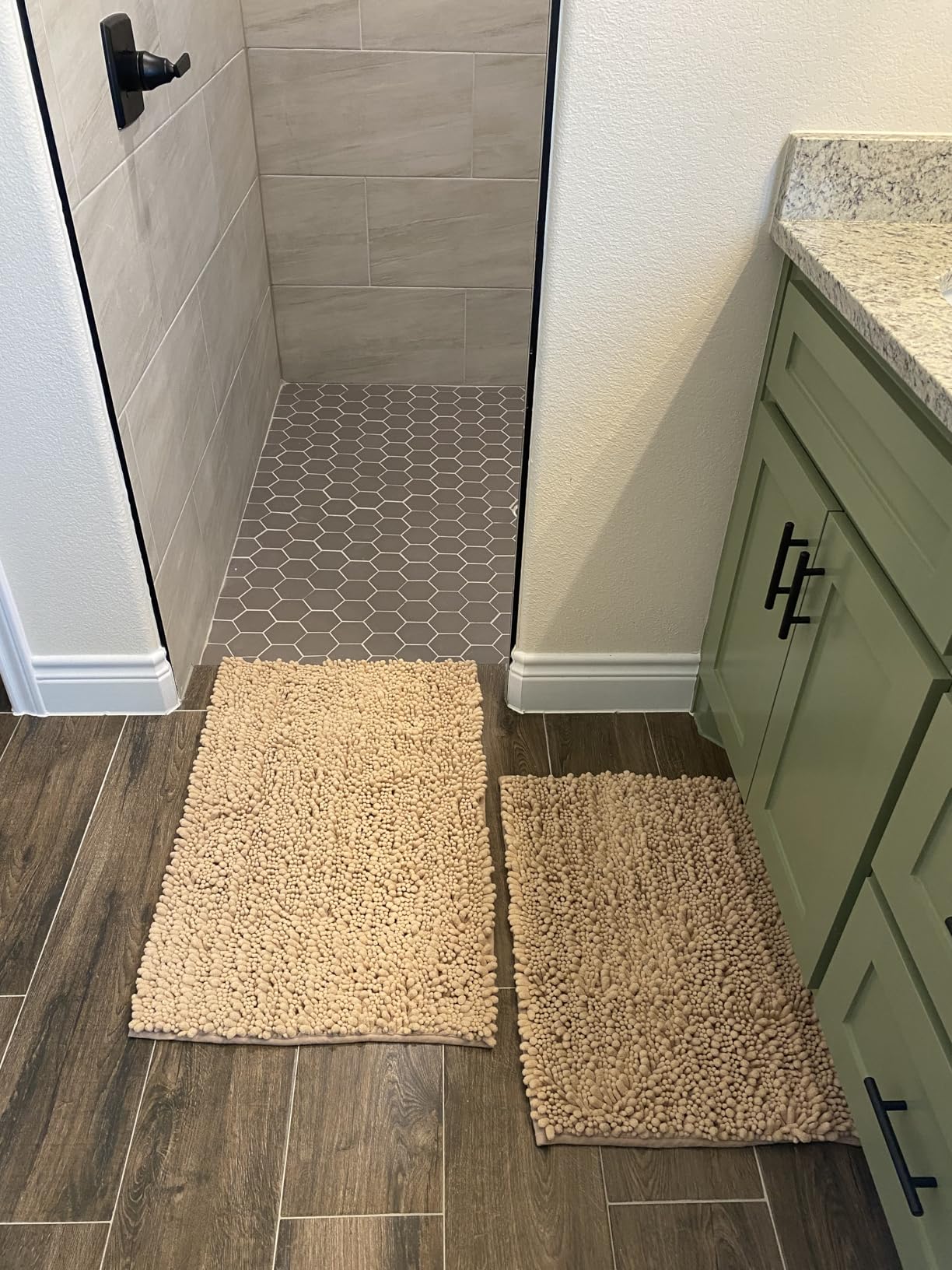 Yimobra Bathroom Rugs Non Slip Washable 32x20 Inch - Ultra Soft Absorbent Chenille Bath Mat, Quick Dry Shaggy Floor Carpet for Tub Shower, Gray Home Decor Accessories Customer Review Yimobra Bathroom Rugs Non Slip Washable 32x20 Inch - Ultra Soft Absorbent Chenille Bath Mat, Quick Dry Shaggy Floor Carpet for Tub Shower, Gray Home Decor Accessories - Customer Photo 1