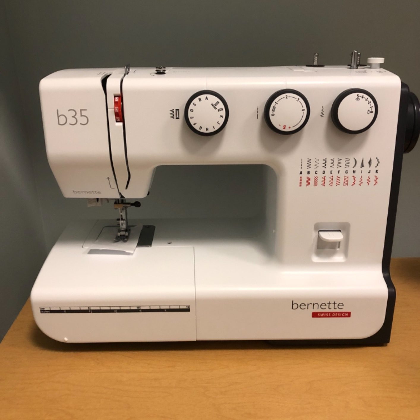 Bernette B35 Sewing Machine Swiss Design with 23 Stitches, 7 Presser Feet, Automatic Buttonhole, Quilting, Heavy-Duty Build, LED Light, Portable - Customer Photo 2