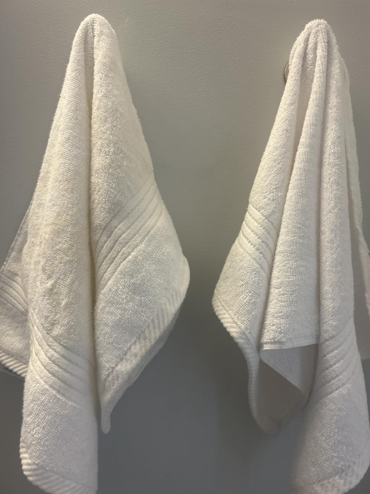 Utopia Towels 6 Pack Medium Bath Towel Set, 24 by 48 Inches, 500 GSM 100% Ring Spun Cotton, Lightweight and Highly Absorbent Quick Drying Premium Towels for Hotel, Spa and Bathroom, White - Customer Photo 3