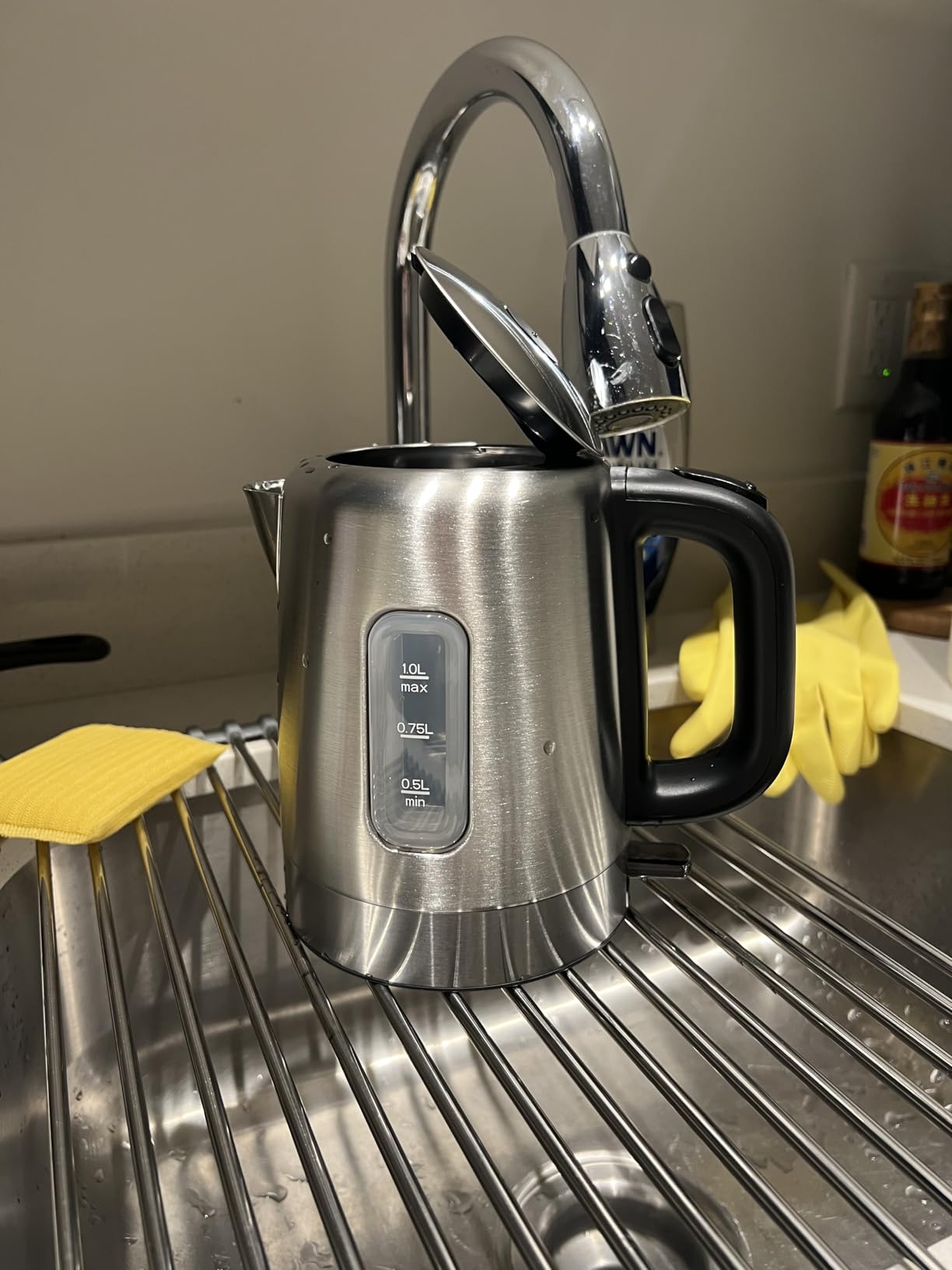 Amazon Basics Electric Stainless Steel Kettle for Tea and Coffee, BPA-Free, Fast Boiling, Auto Shut-Off, 1.1 Quarts, 1500W, Black and Silver - Customer Photo 1