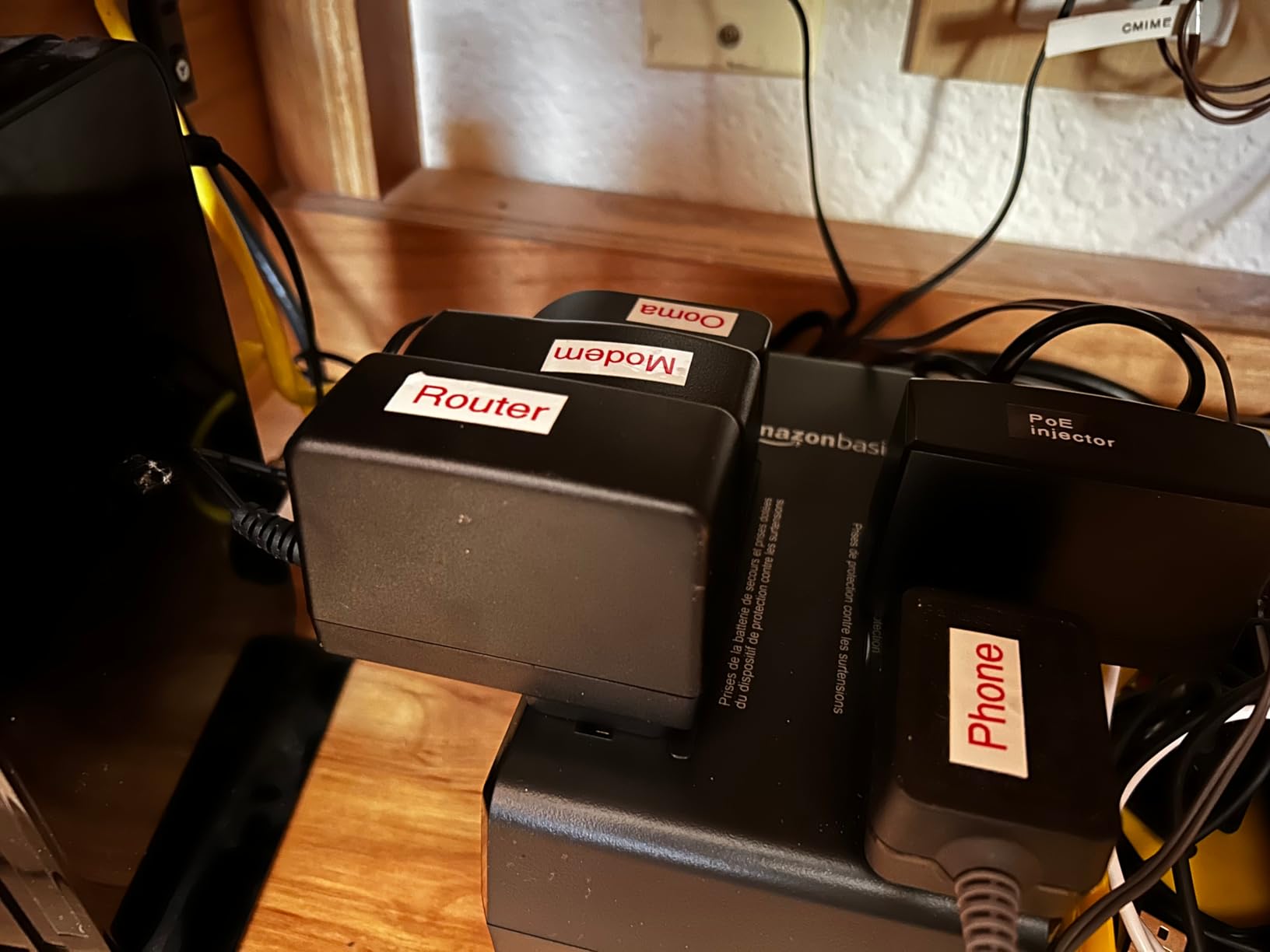 Amazon Basics UPS Battery Backup & Surge Protector 400VA/255W, 6 Outlets, Standby Uninterruptible Power Supply, for Power Outage Protection, Compact, Black - Customer Photo 1