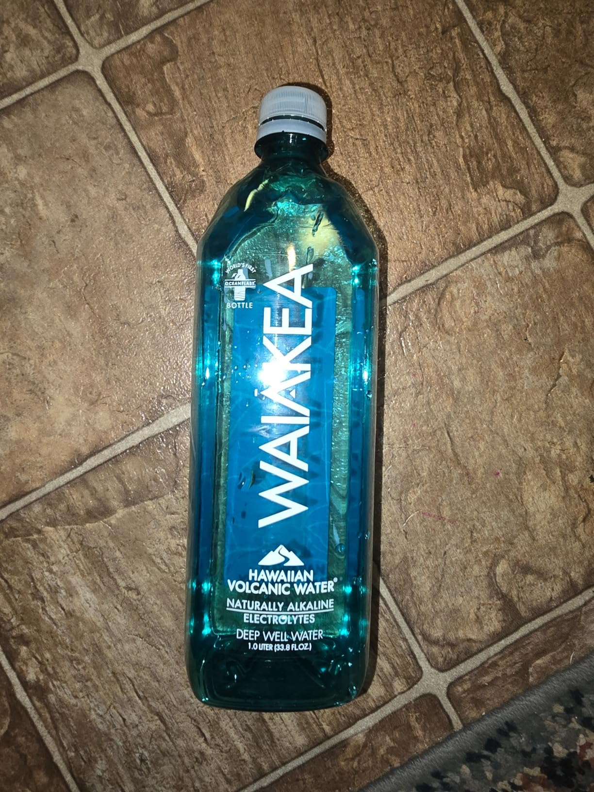 Waiākea - Hawaiian Volcanic Water - Naturally Alkaline Water - pH Range 7.6 to 8.2 - All Natural Minerals & Electrolytes - 100% Recycled Water Bottles - Bottled Water 15 Pack - 23.7 Fl Oz, 700 mL - Customer Photo 2