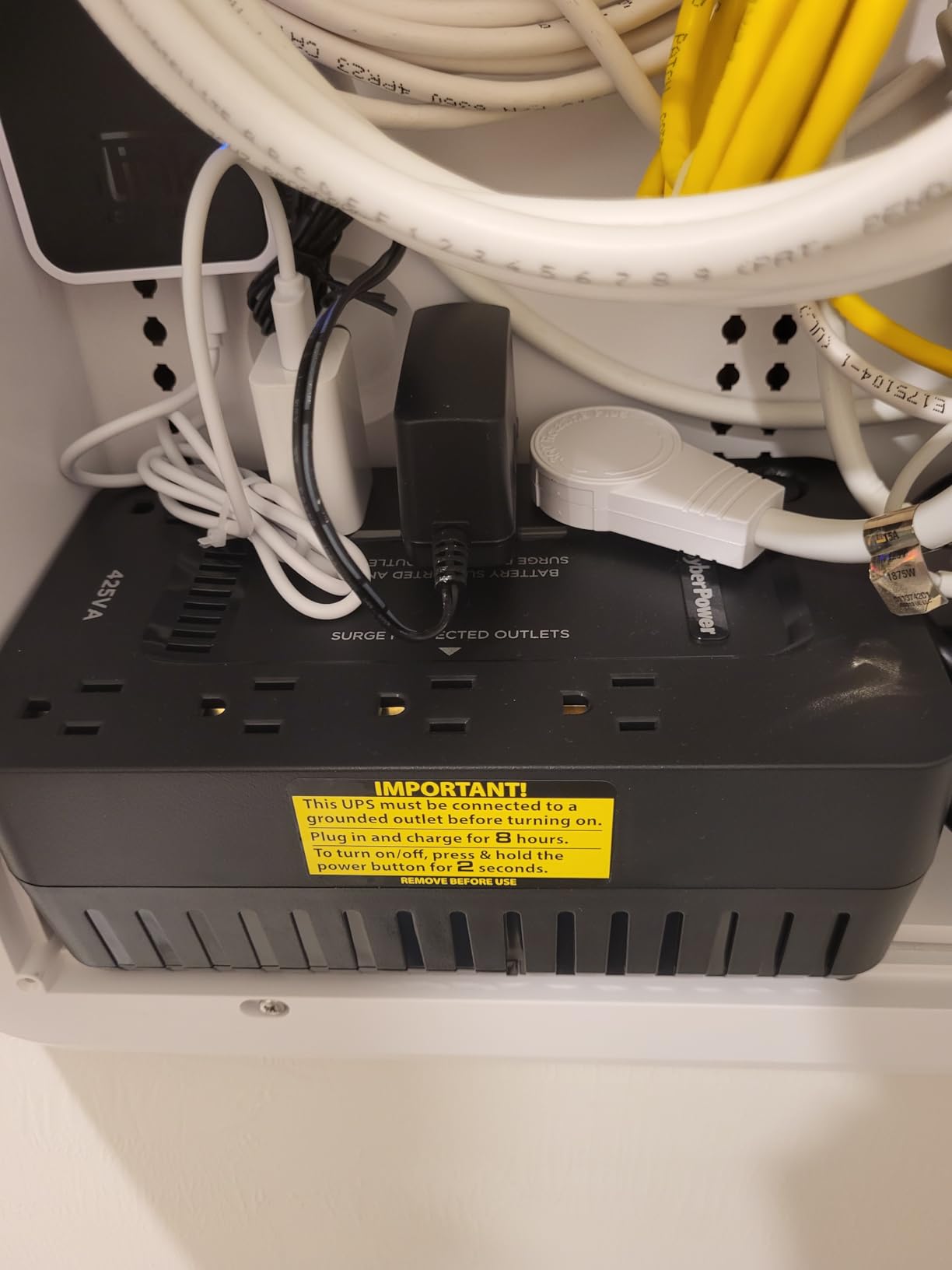 CyberPower ST425 Standby UPS Battery Backup and Surge Protector, 425VA/260W, 8 Outlets, Compact, UL Certified - Customer Photo 1