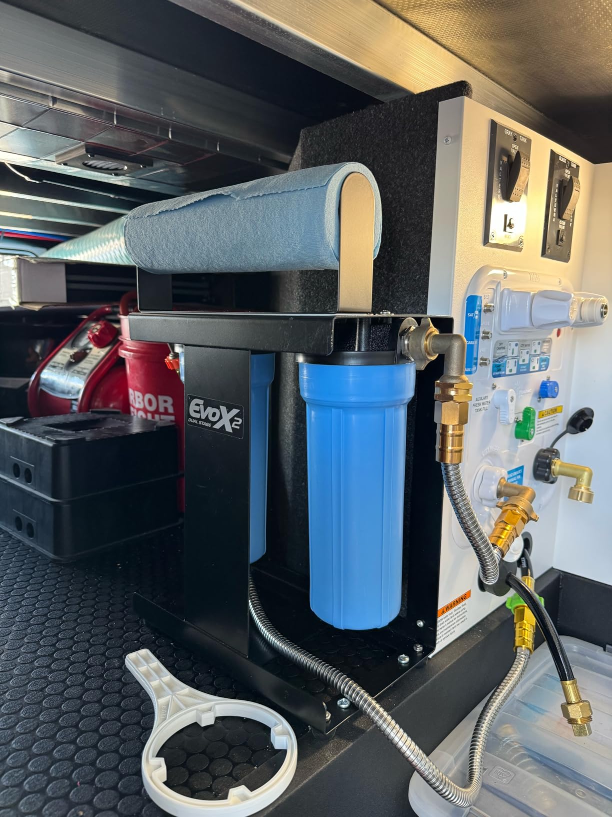 Camco EVO X2 Dual Stage Camper & RV Water Filter Kit - 2 Stage Filtration w/KDF & GAC - Filters Out Bad Taste, Odors, Lead, Bacteria & More - Provides Approx. 15,000 Gallons of Filtered Water (40639) - Customer Photo 1
