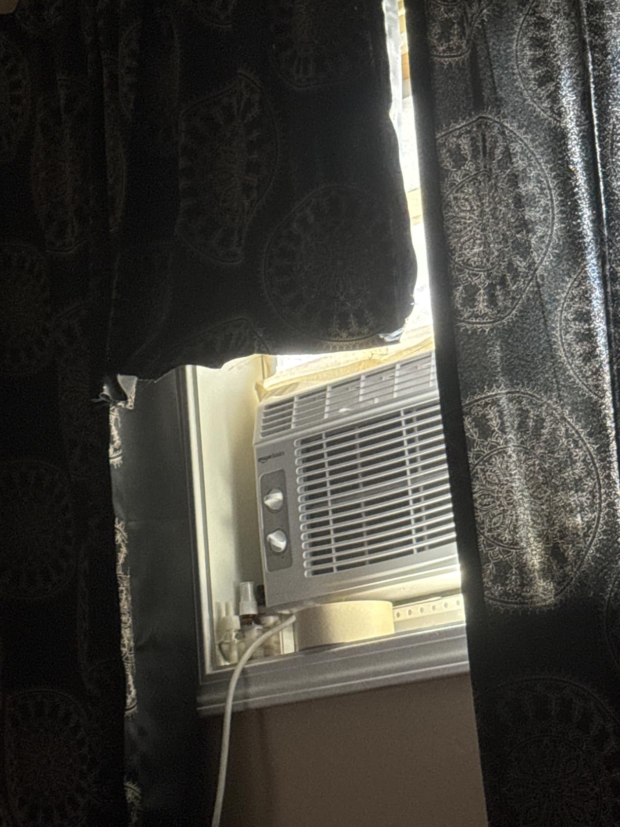 Amazon Basics 6000-BTU Window Air Conditioner, Up to 250 Sqf, Window AC Units with Cool and Fan Functions, Washable Filter, Adjustable Window Kit, Digital Temperature Display, Remote Control, White Customer Review Amazon Basics 6000-BTU Window Air Conditioner, Up to 250 Sqf, Window AC Units with Cool and Fan Functions, Washable Filter, Adjustable Window Kit, Digital Temperature Display, Remote Control, White - Customer Photo 3