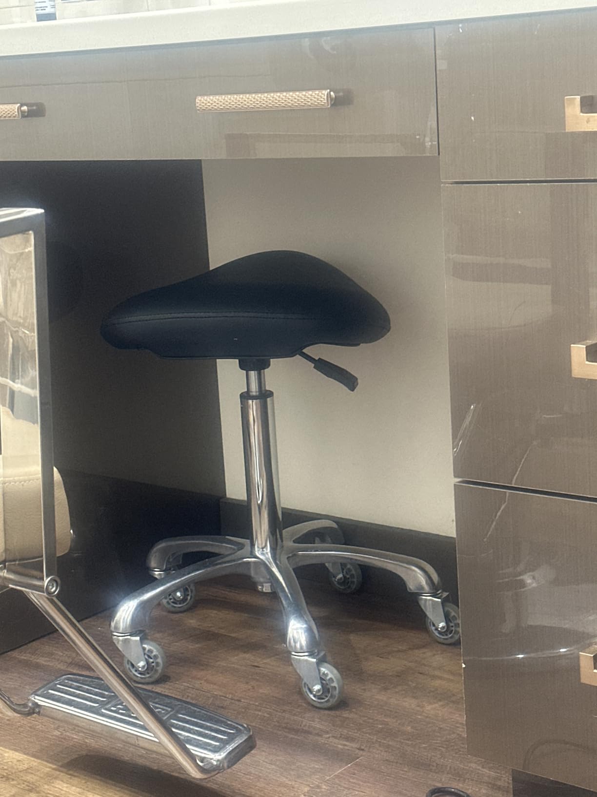 Professional Saddle Stool with Wheels Ergonomic Swivel Height Adjustable for Clinic Dentist Beauty Salon Tattoo Office (Camel) - Customer Photo 1