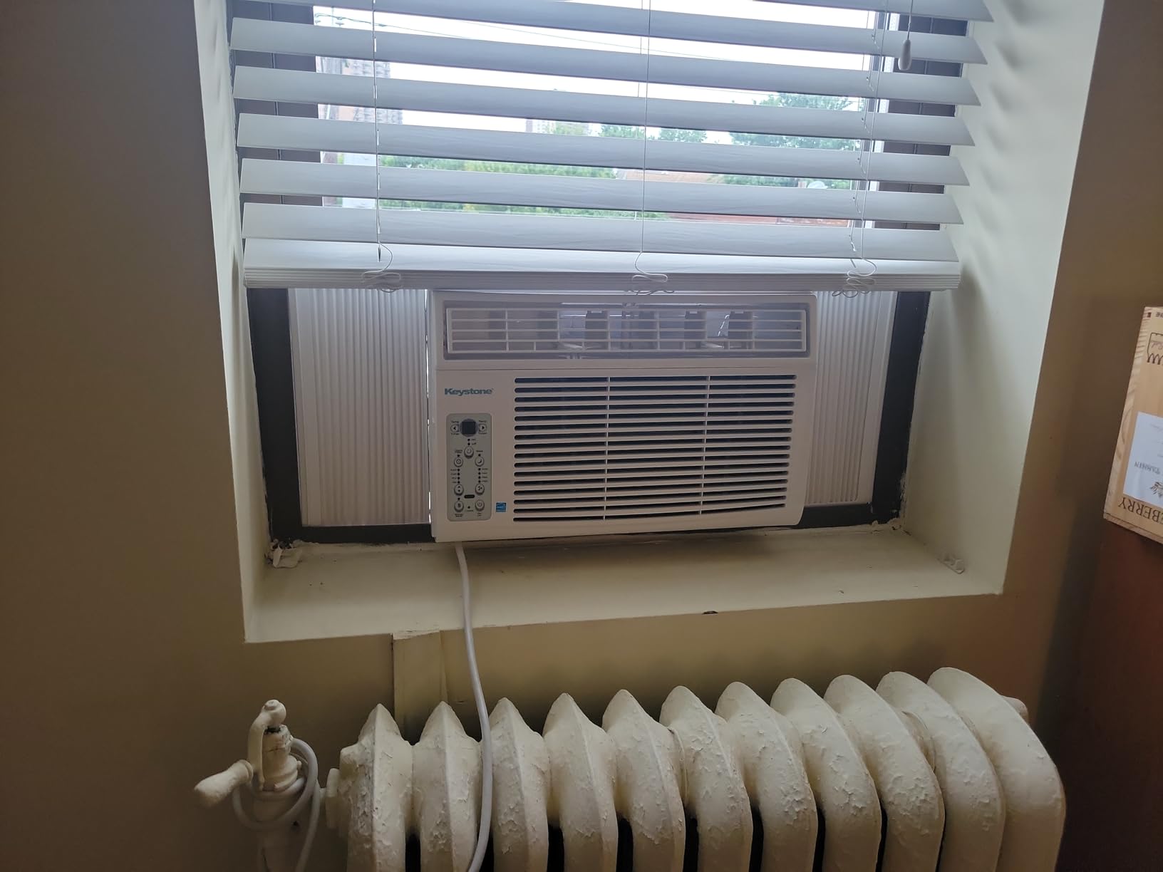 Keystone 6,000 BTU Window Mounted Air Conditioner & Dehumidifier, 115V, Air Conditioner for Rooms up to 250 Sq.Ft. with Smart Remote Control Customer Review Keystone 6,000 BTU Window Mounted Air Conditioner & Dehumidifier, 115V, Air Conditioner for Rooms up to 250 Sq.Ft. with Smart Remote Control - Customer Photo 3