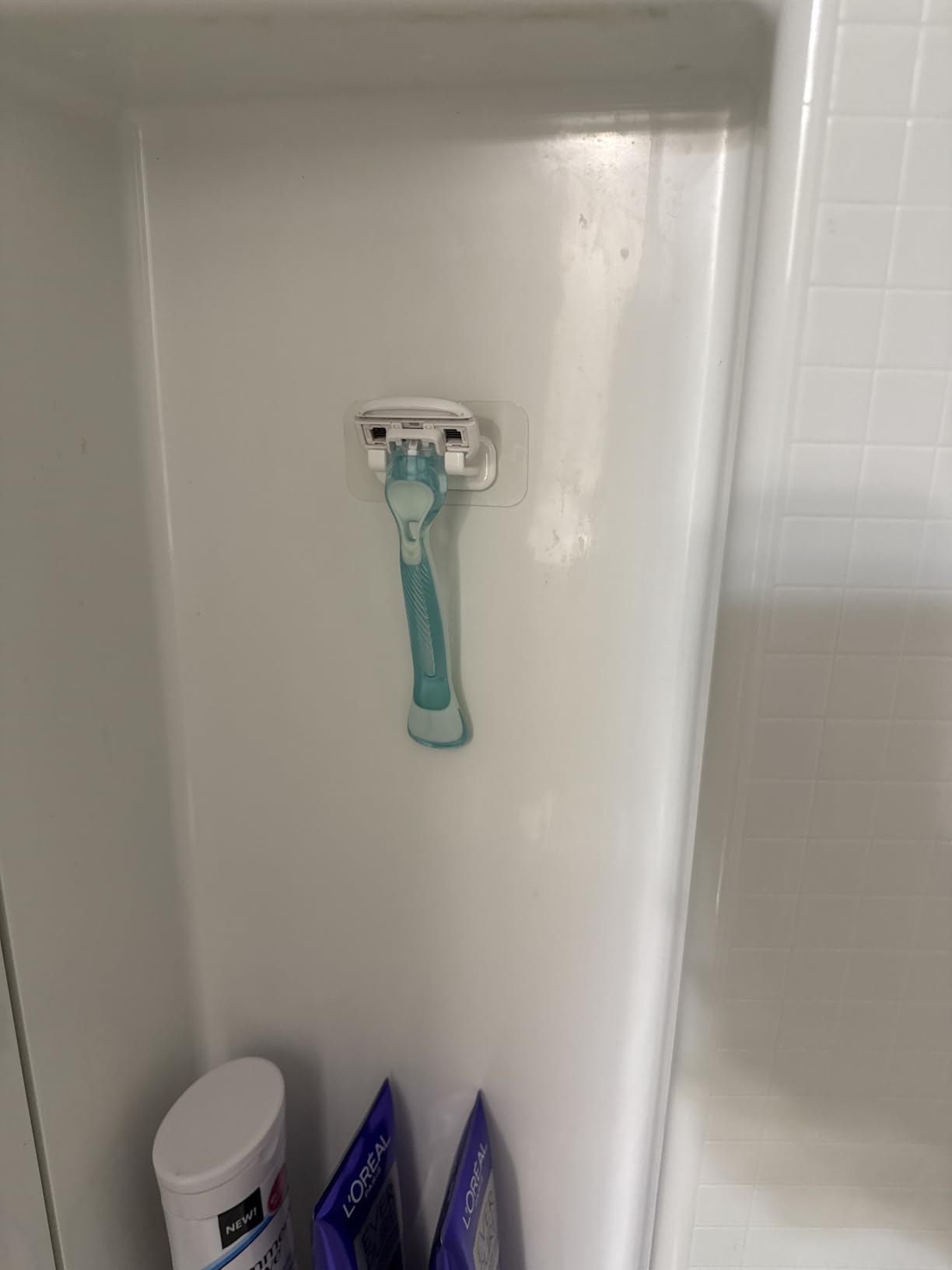 Hook LAB Self-Adhesive Shower Razor Holder, 2-Pack, Removable & Reusable Waterproof Hooks, for Towels, Bath Accessories, Kitchen & Bathroom Use - Black Customer Review Hook LAB Self-Adhesive Shower Razor Holder, 2-Pack, Removable & Reusable Waterproof Hooks, for Towels, Bath Accessories, Kitchen & Bathroom Use - Black - Customer Photo 2