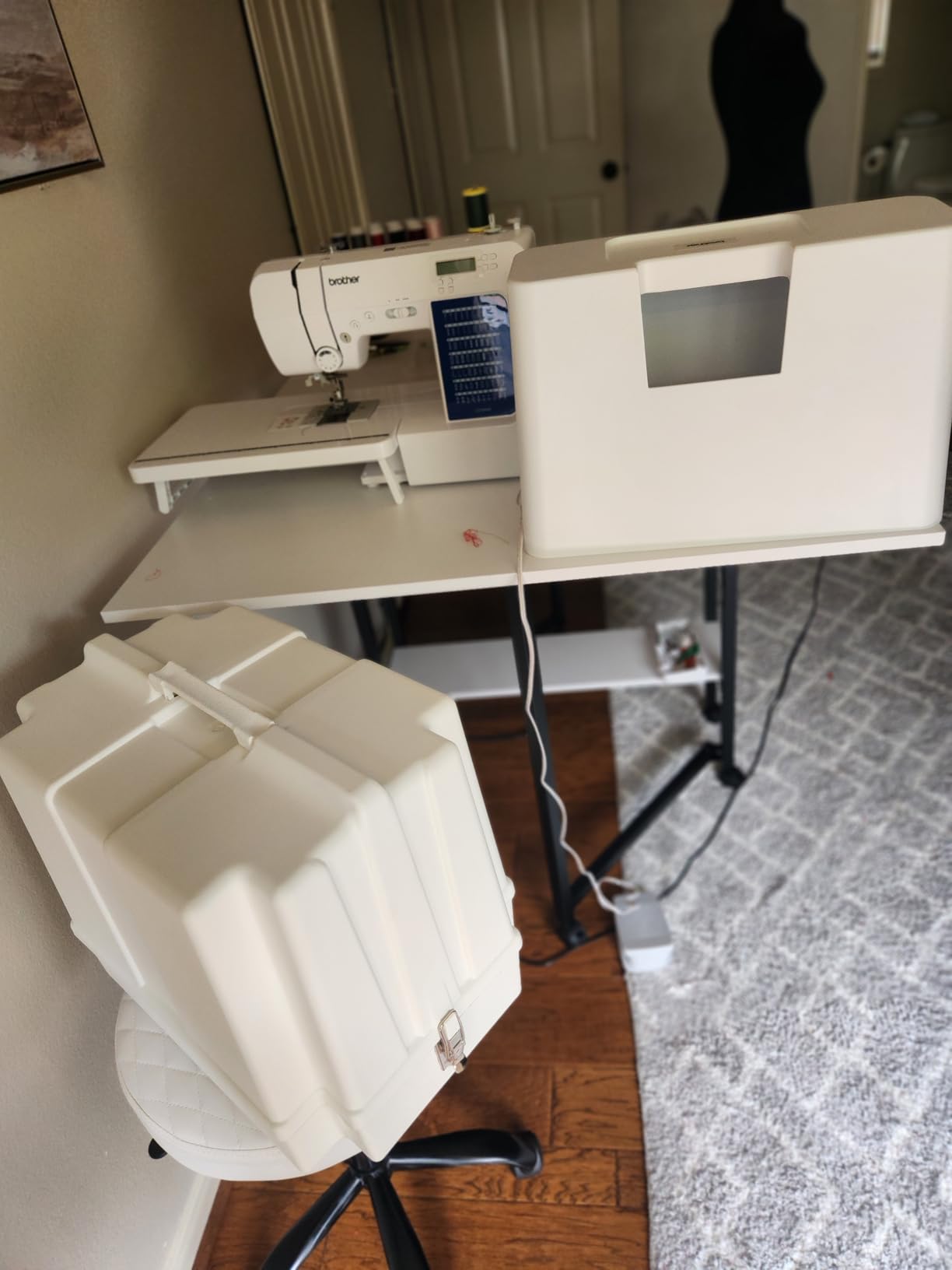 Brother CS7000X Computerized Sewing and Quilting Machine, 70 Built-in Stitches, LCD Display, Wide Table, 10 Included Feet, White - Customer Photo 3