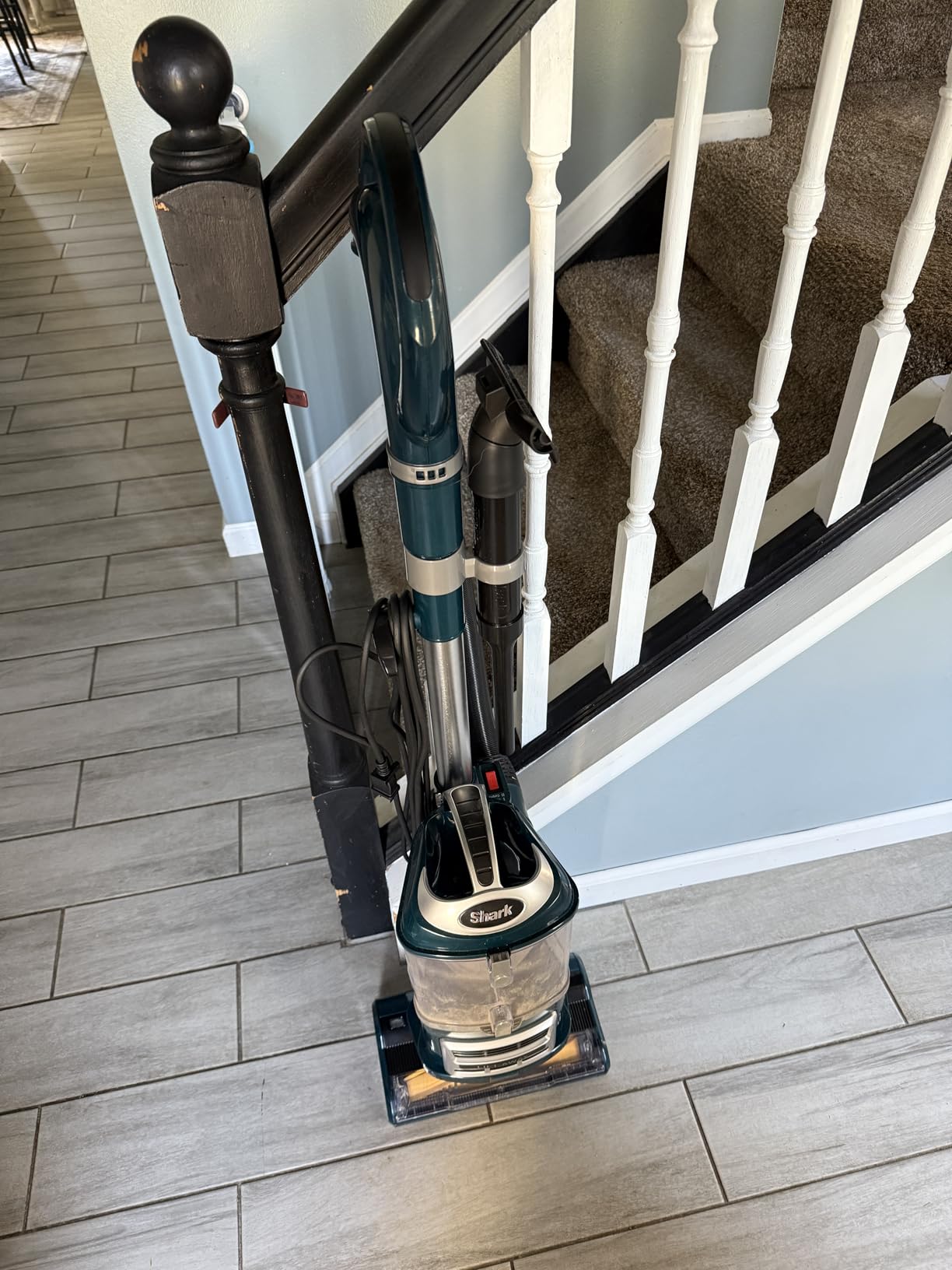 Shark Upright Vacuum, Navigator Lift-Away with Self-Cleaning Brushroll, HEPA Filter, Swivel Steering, Upholstery Tool & Pet Crevice Tool, Perfect for Pets & Multi-Surface, Teal, ZU503AMZ - Customer Photo 2
