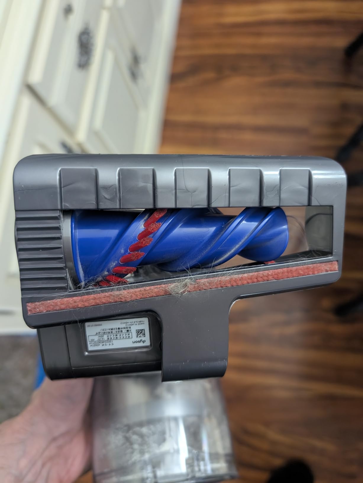 Dyson V8 Cordless Vacuum, Cleans Hard Floors and Carpets, Detangles, Converts to Handheld, 115AW, 2 Power Modes, Up to 40 Minutes - Customer Photo 2