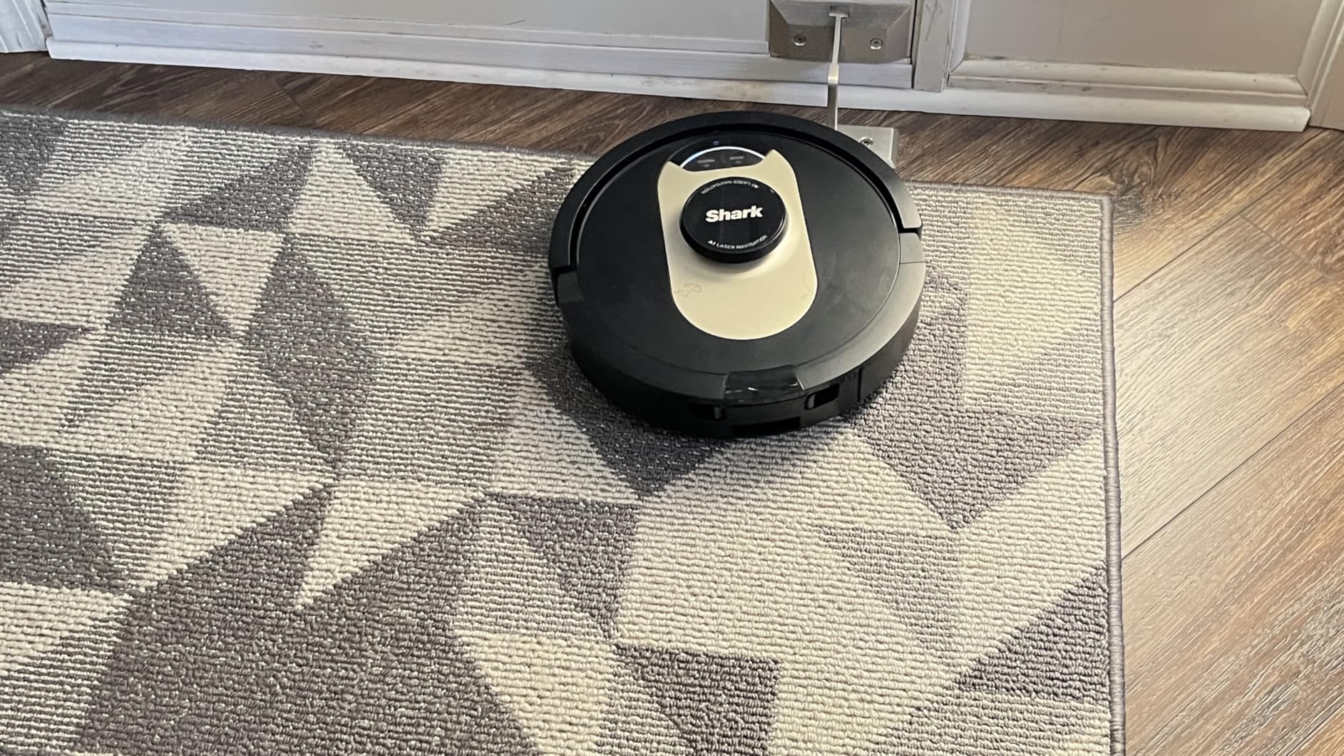 Shark Robot Vacuum & Mop Combo, Powerful Suction, Matrix Plus, 60-Day Debris Capacity, HEPA Bagless Self Empty Base, Sonic Mopping, Home Mapping for Pet Hair - Carpets & Hardfloor, AV2610WA - Customer Photo 2