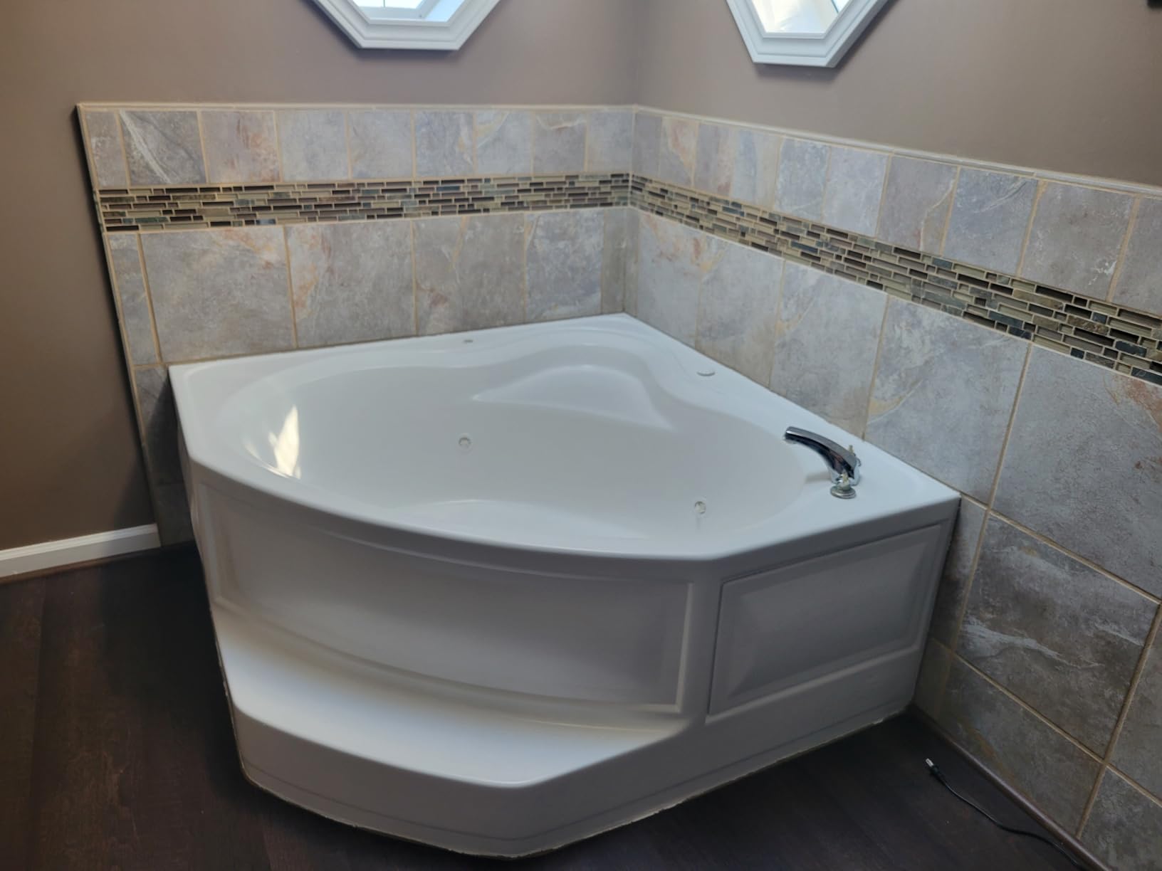 DWIL Tub Paint, Tub and Tile Refinishing Kit 33oz with Tools, Tile Refinishing Kit White Bathtub Paint Water Based &Low Odor, Easy to Use Sink for Bathroom Kitchen, Semi-Gloss White, 50-55sq.ft - Customer Photo 3