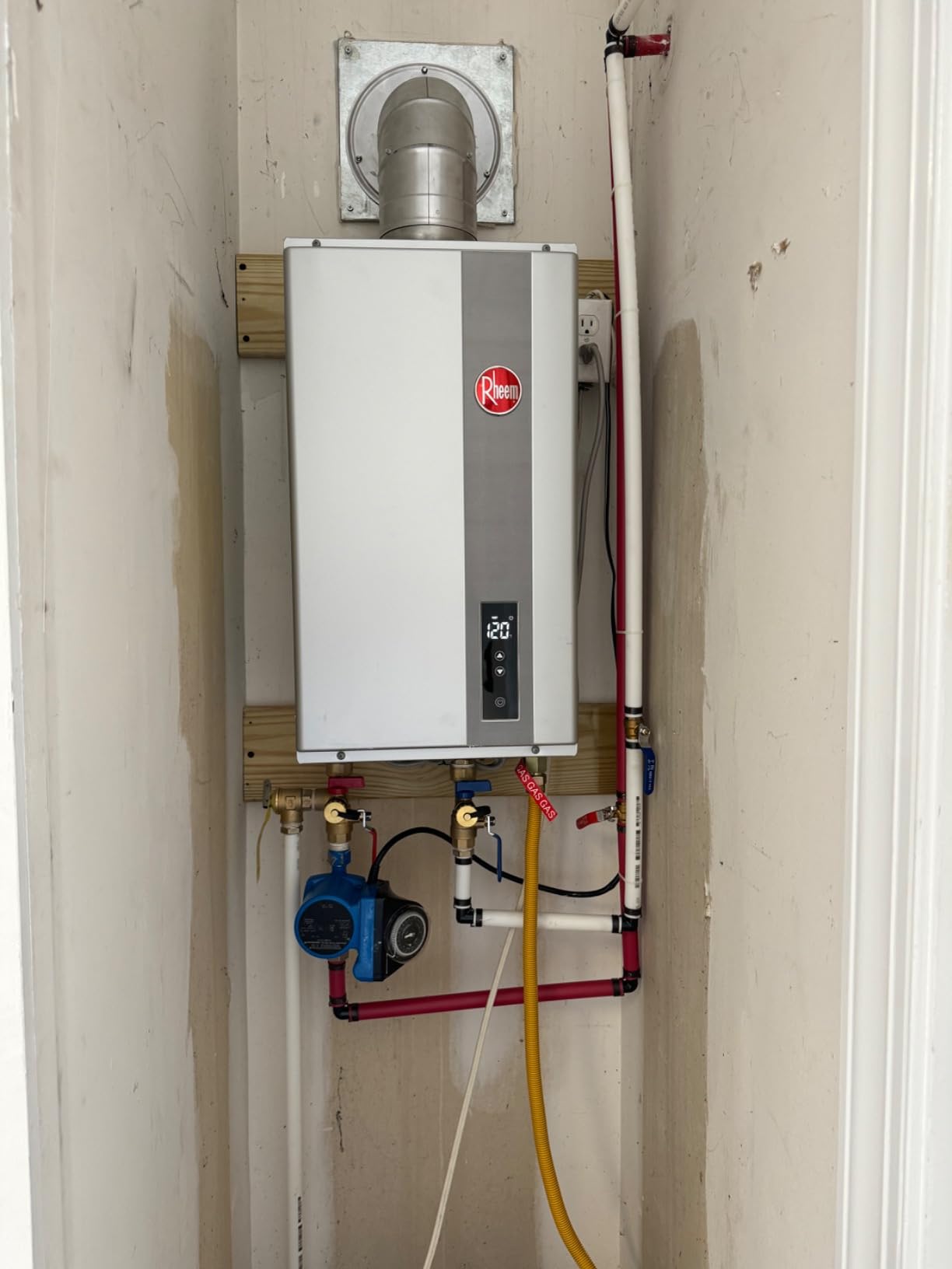 Rheem RTG-95DVLP-3 High Efficiency Non-Condensing Indoor Tankless Liquid Propane Water Heater, 9.5 GPM - Customer Photo 1
