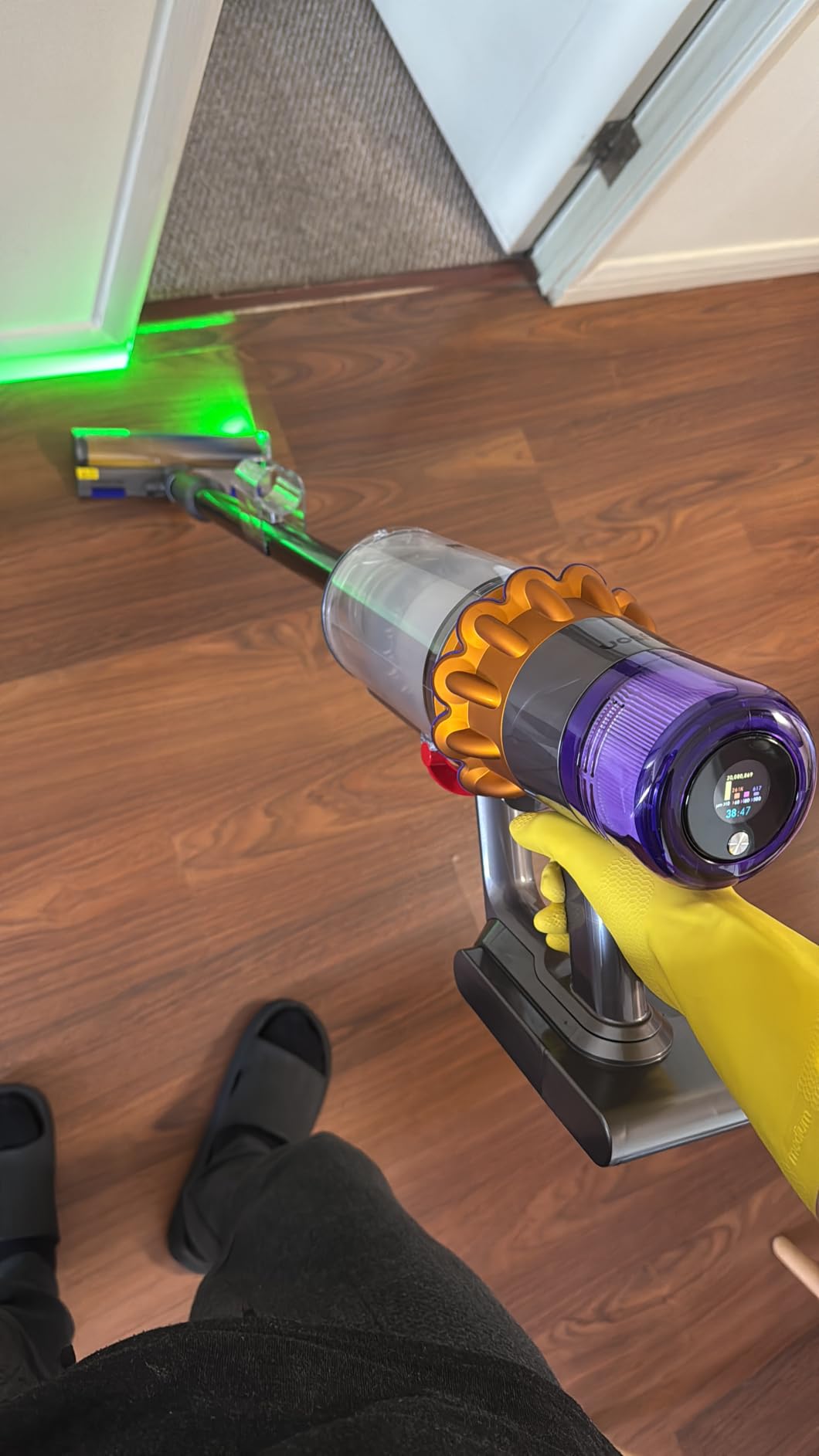 Dyson V15 Detect Plus Cordless Vacuum, Illumination Reveals dust, 240AW, 3 Power Modes, Up to 60 Minutes,² Deep Cleans Hard Floors and Carpets, Detangles pet Hair, Converts to Handheld - Customer Photo 2