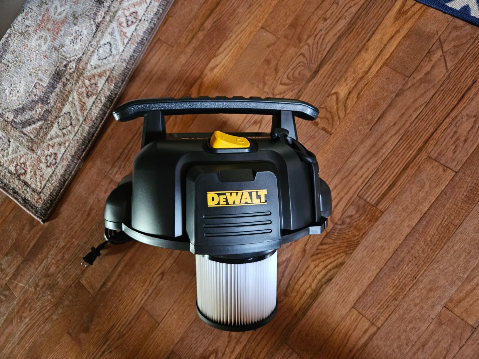 DEWALT 5 Gallon STEALTHSONIC Ultra-Quiet Wet/Dry Shop Vac, 4 Peak HP Powerful Suction, Built for Long-Lasting Performance, Portable Vacuum for Garage, Workshop & Jobsite, DXV05P-QT customer photo 2