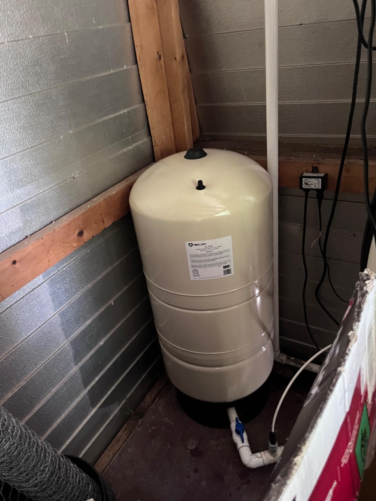 Red Lion RL6AH - 6-Gallon Horizontal Pre-Charged Pressure Tank with Pump Mounting Bracket and Thermoplastic Stand for Well Pumps, 3/4-Inch MNPT System Connection, Almond, 604629 - Customer Photo 1