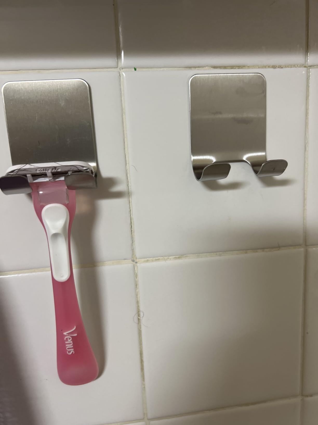 4Pcs Razor Holder, Shaver Hook Hanger, Multipurpose Self Adhesive Double Hooks, Silver Black Stainless Steel Shower Hooks, For Bathroom and Kitchen Storage, Includes Loofah, Towel, Plug, Clothes Customer Review 4Pcs Razor Holder, Shaver Hook Hanger, Multipurpose Self Adhesive Double Hooks, Silver Black Stainless Steel Shower Hooks, For Bathroom and Kitchen Storage, Includes Loofah, Towel, Plug, Clothes - Customer Photo 1