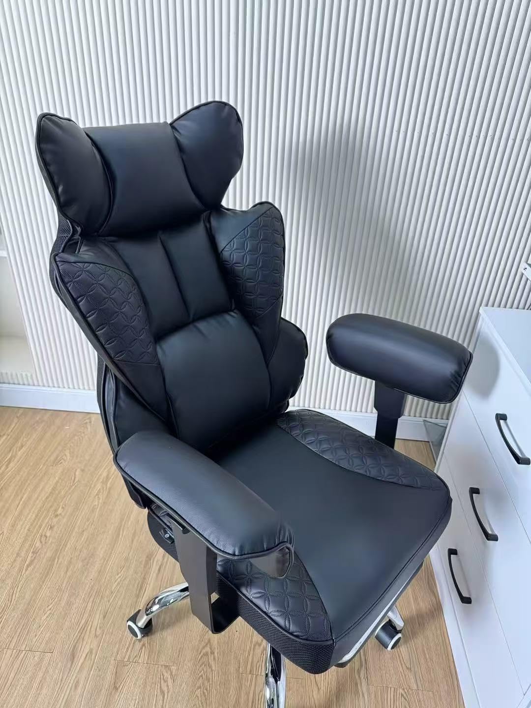 GTRACING Big and Tall Gaming Chair 400lbs Heavy Duty Office Chair with Foot Rest & Ergonomic Pocket Spring Lumbar Support, High Back 3D Saddle Shaped Cushion for Back Pain Relief, Matte-Black - Customer Photo 2