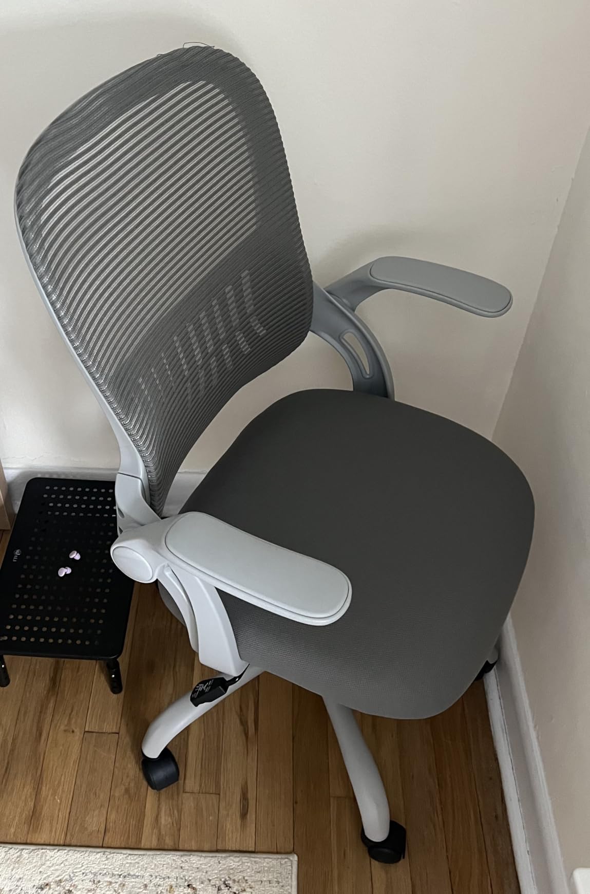 Sweetcrispy Office Computer Desk Chair, Ergonomic Mid-Back Mesh Rolling Work Swivel Task Chairs with Wheels, Comfortable Lumbar Support, Comfy Flip-up Arms for Home, Bedroom, Study, Student, Black - Customer Photo 5