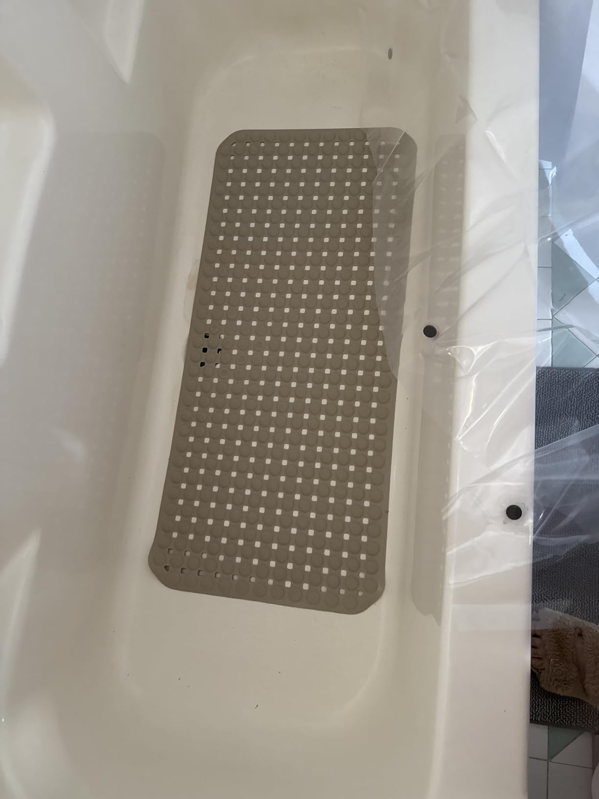 OTHWAY Bath Tub Shower Mat Non Slip, Bathtub Floor Liner Mats for Inside Shower Bathroom, Suction Cups and Drain Holes for Feet Scrubbing, Machine Washable, Soft on Feet, 35x16 Inch, Grey - Customer Photo 2