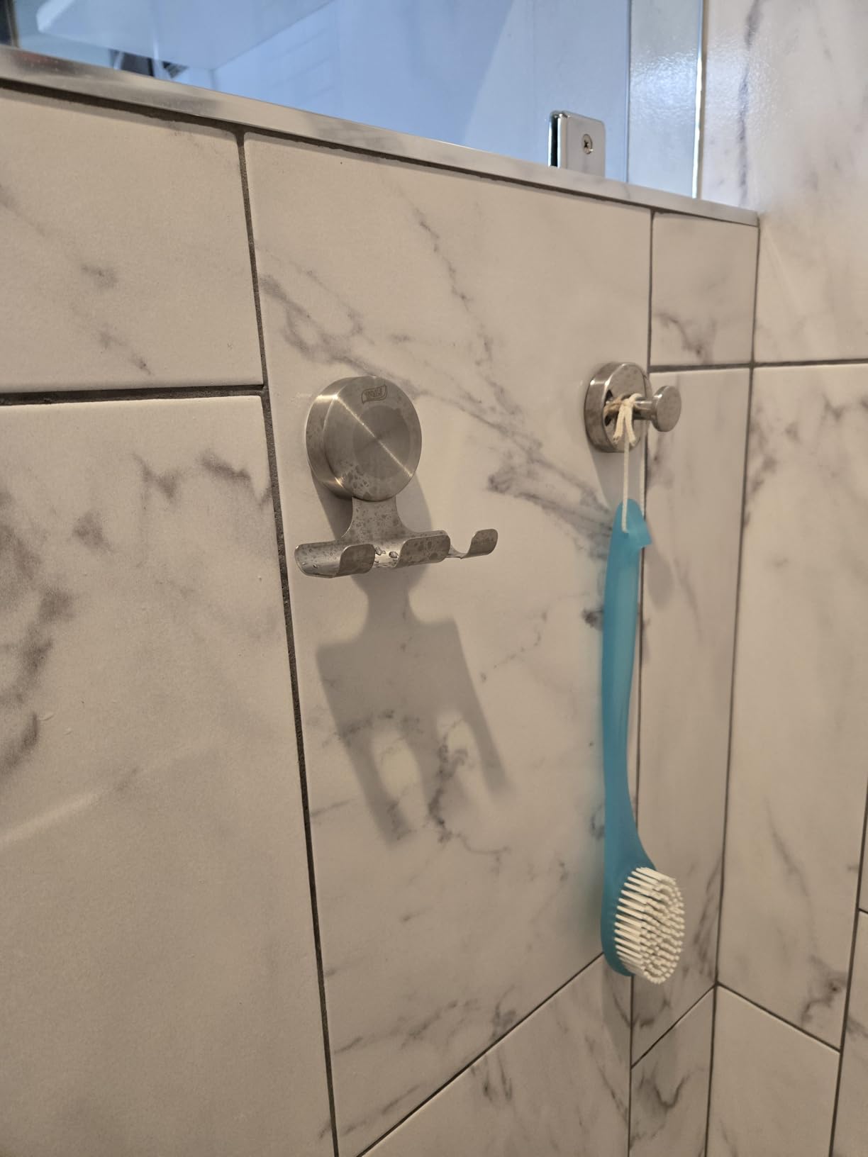 TAILI 2 Pack Powerful Suction Cup Razor Holder, 304 Stainless Steel Bathroom Suction Hooks for Towel, Loofah, Bathrobe, Stylish Shaver Holder for Shower Wall, Easy to Install and Reuse, Silver Customer Review TAILI 2 Pack Powerful Suction Cup Razor Holder, 304 Stainless Steel Bathroom Suction Hooks for Towel, Loofah, Bathrobe, Stylish Shaver Holder for Shower Wall, Easy to Install and Reuse, Silver - Customer Photo 2