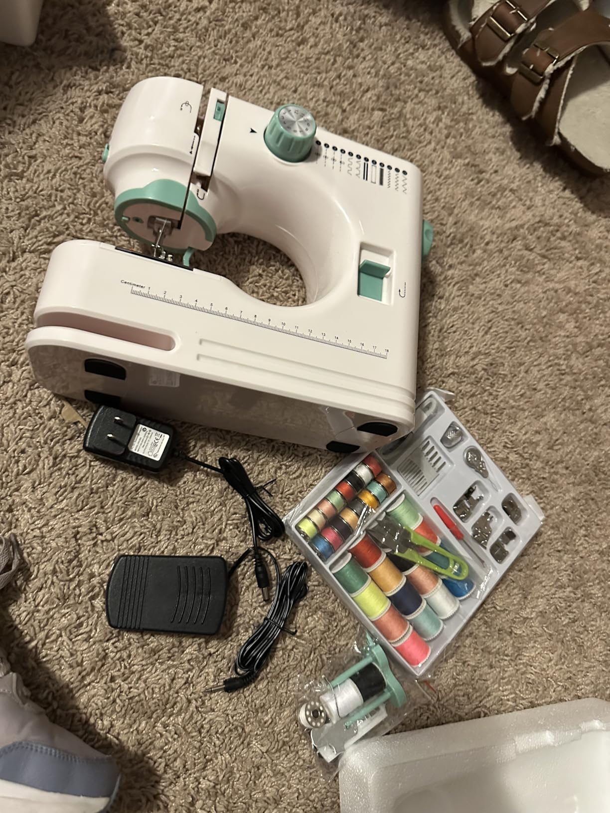 Sewing Machine for Beginners with 12 Built-in Stitches, 6 Included Feet, Portable Sewing Machine with Foot Pedal, High-Low Speeds - Customer Photo 1