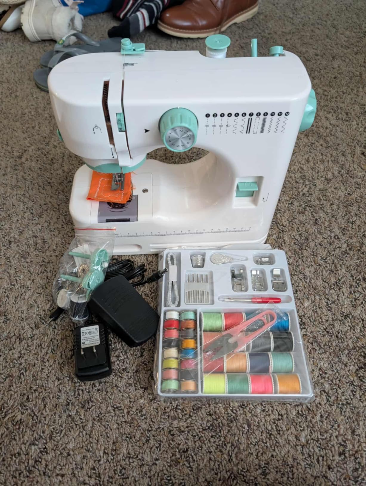 Sewing Machine for Beginners with 12 Built-in Stitches, 6 Included Feet, Portable Sewing Machine with Foot Pedal, High-Low Speeds - Customer Photo 2