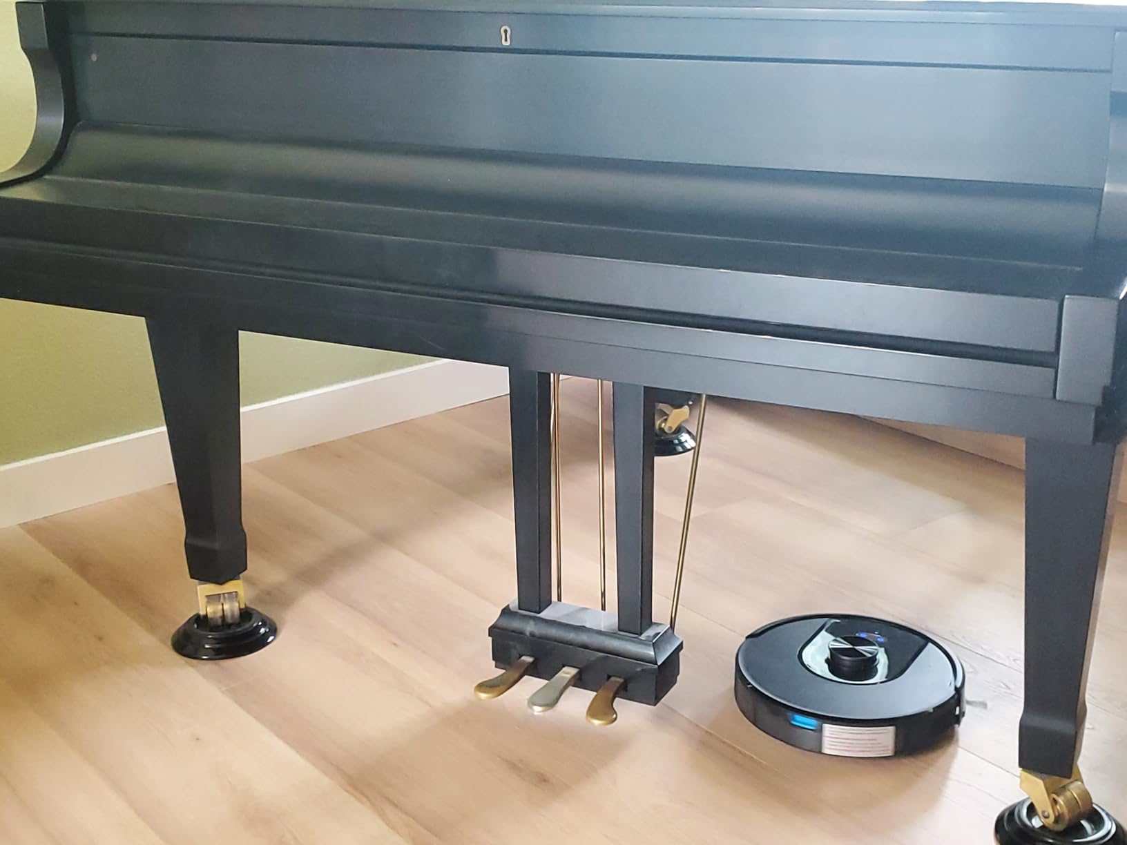 Tikom Robot Vacuum and Mop Combo, 6000 Pa Automatic Robotic Vacuum Cleaner, Smart Mapping, 150 Min Max, Ideal for Pet Hair, Hardfloors, Carpets, Home(L8000 Pro) - Customer Photo 2